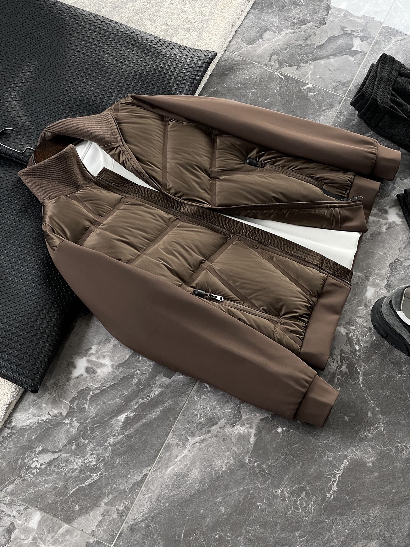 羽绒服 🆕 小众设计师款多结构针织拼接羽绒外套，把建筑美学穿在了身上 当76.6%锦纶与23.4%氨纶在