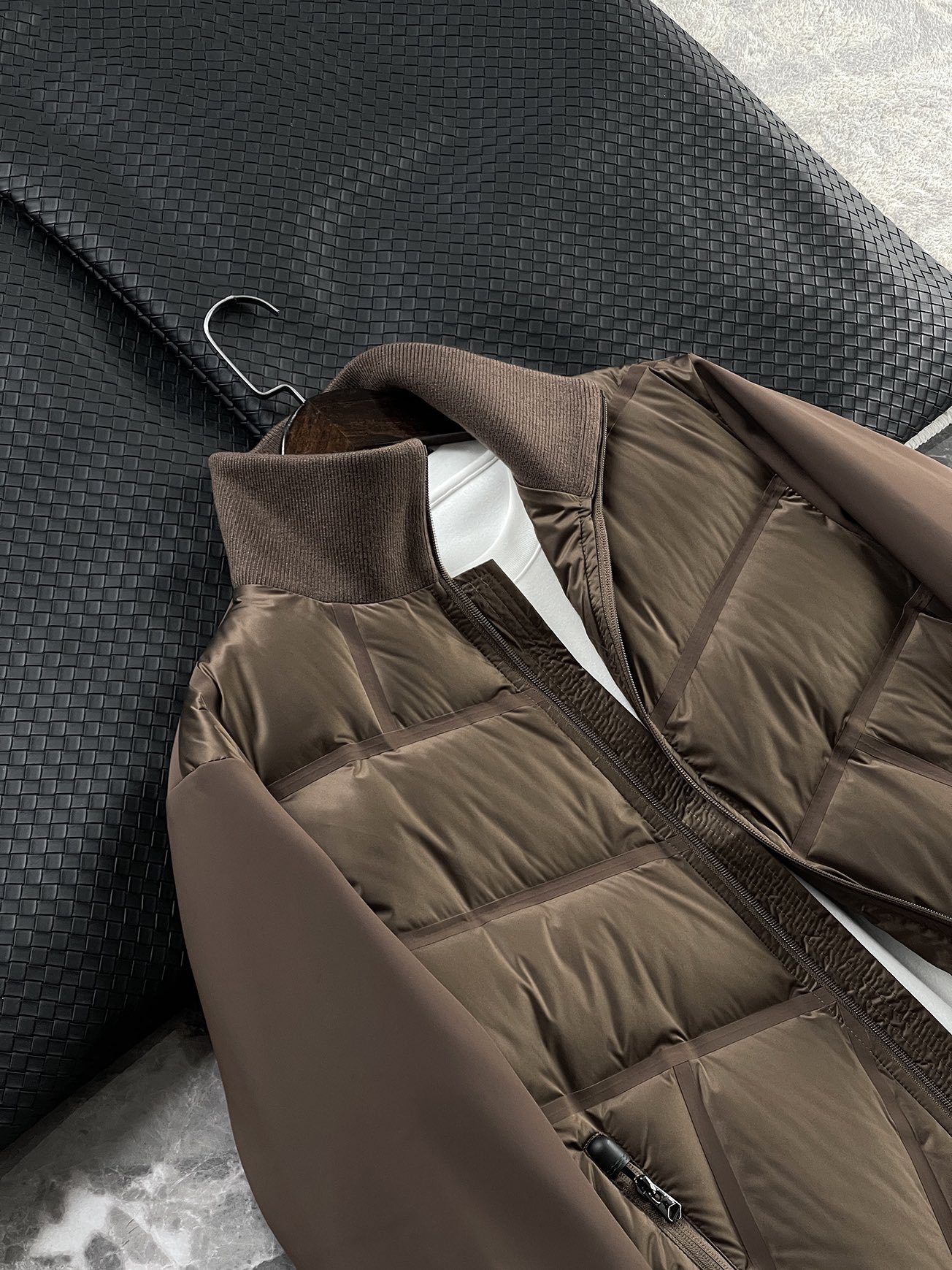 羽绒服 🆕 小众设计师款多结构针织拼接羽绒外套，把建筑美学穿在了身上 当76.6%锦纶与23.4%氨纶在