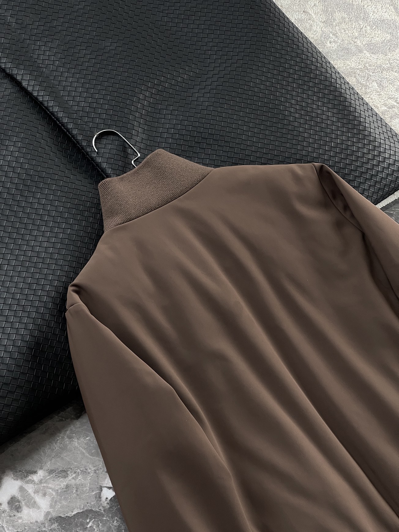 羽绒服 🆕 小众设计师款多结构针织拼接羽绒外套，把建筑美学穿在了身上 当76.6%锦纶与23.4%氨纶在