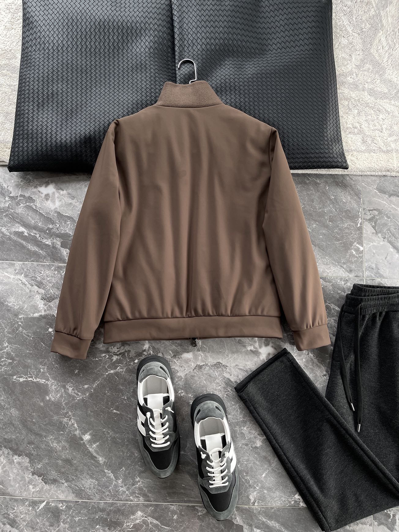 羽绒服 🆕 小众设计师款多结构针织拼接羽绒外套，把建筑美学穿在了身上 当76.6%锦纶与23.4%氨纶在