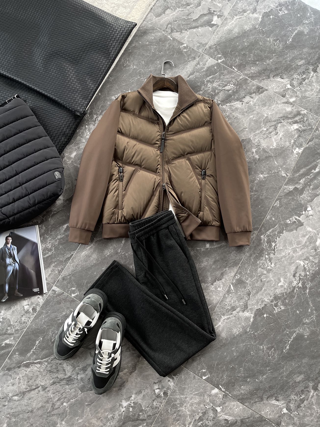 羽绒服 🆕 小众设计师款多结构针织拼接羽绒外套，把建筑美学穿在了身上 当76.6%锦纶与23.4%氨纶在