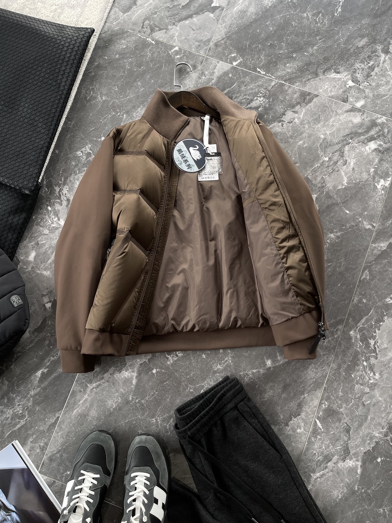 羽绒服 🆕 小众设计师款多结构针织拼接羽绒外套，把建筑美学穿在了身上 当76.6%锦纶与23.4%氨纶在