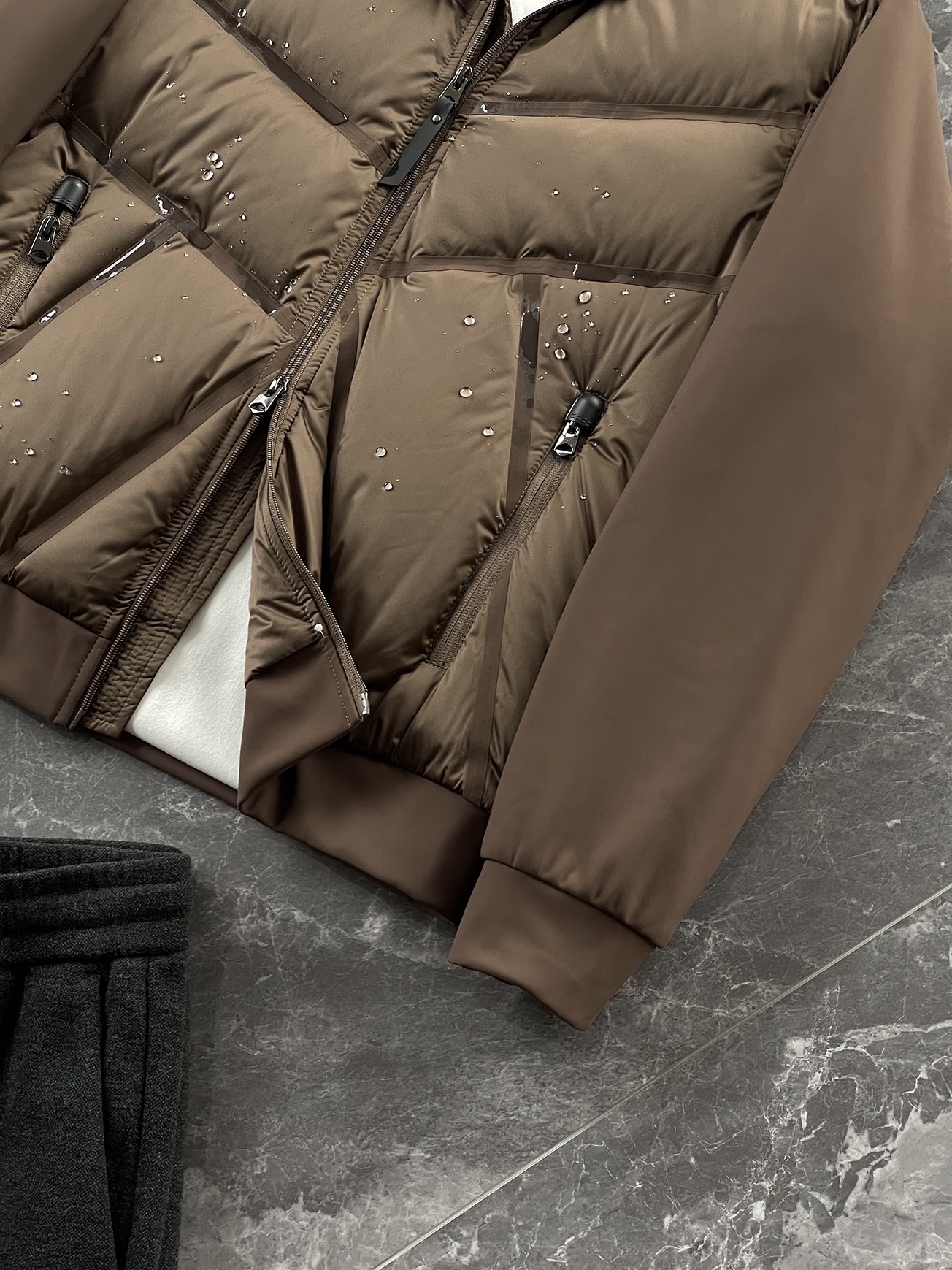 羽绒服 🆕 小众设计师款多结构针织拼接羽绒外套，把建筑美学穿在了身上 当76.6%锦纶与23.4%氨纶在