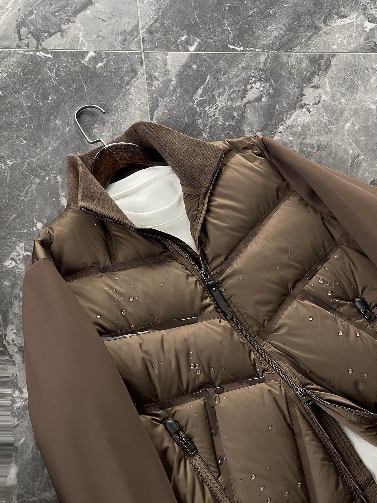 羽绒服 🆕 小众设计师款多结构针织拼接羽绒外套，把建筑美学穿在了身上 当76.6%锦纶与23.4%氨纶在