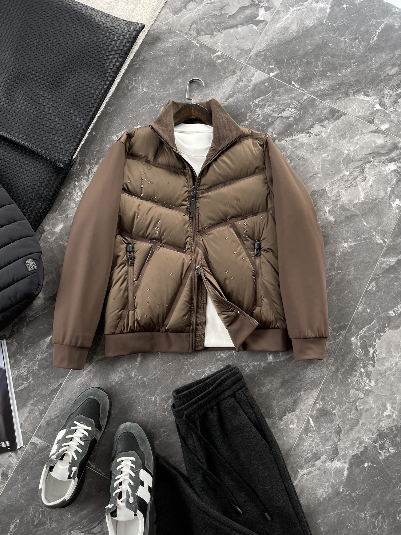 羽绒服 🆕 小众设计师款多结构针织拼接羽绒外套，把建筑美学穿在了身上 当76.6%锦纶与23.4%氨纶在