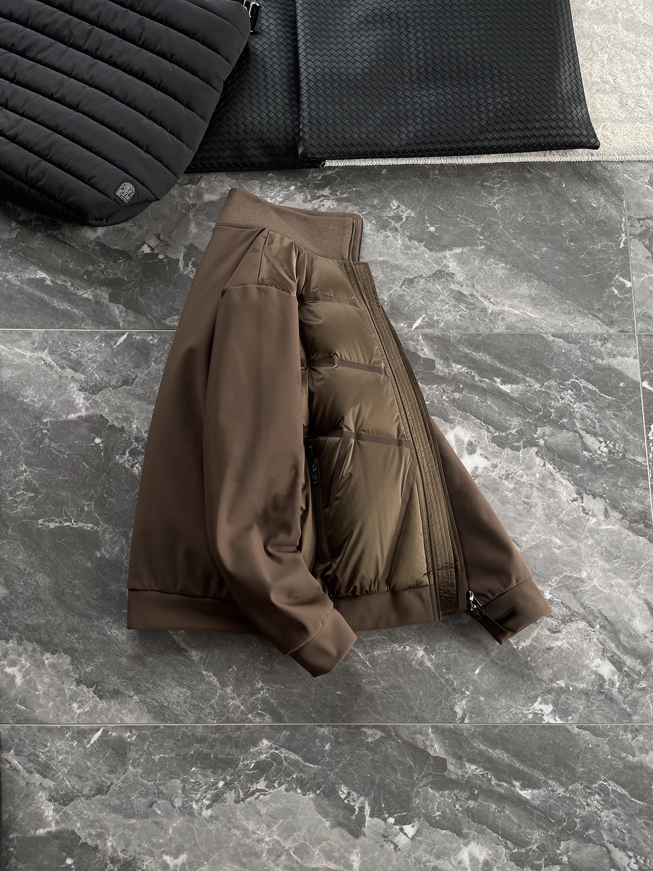 羽绒服 🆕 小众设计师款多结构针织拼接羽绒外套，把建筑美学穿在了身上 当76.6%锦纶与23.4%氨纶在