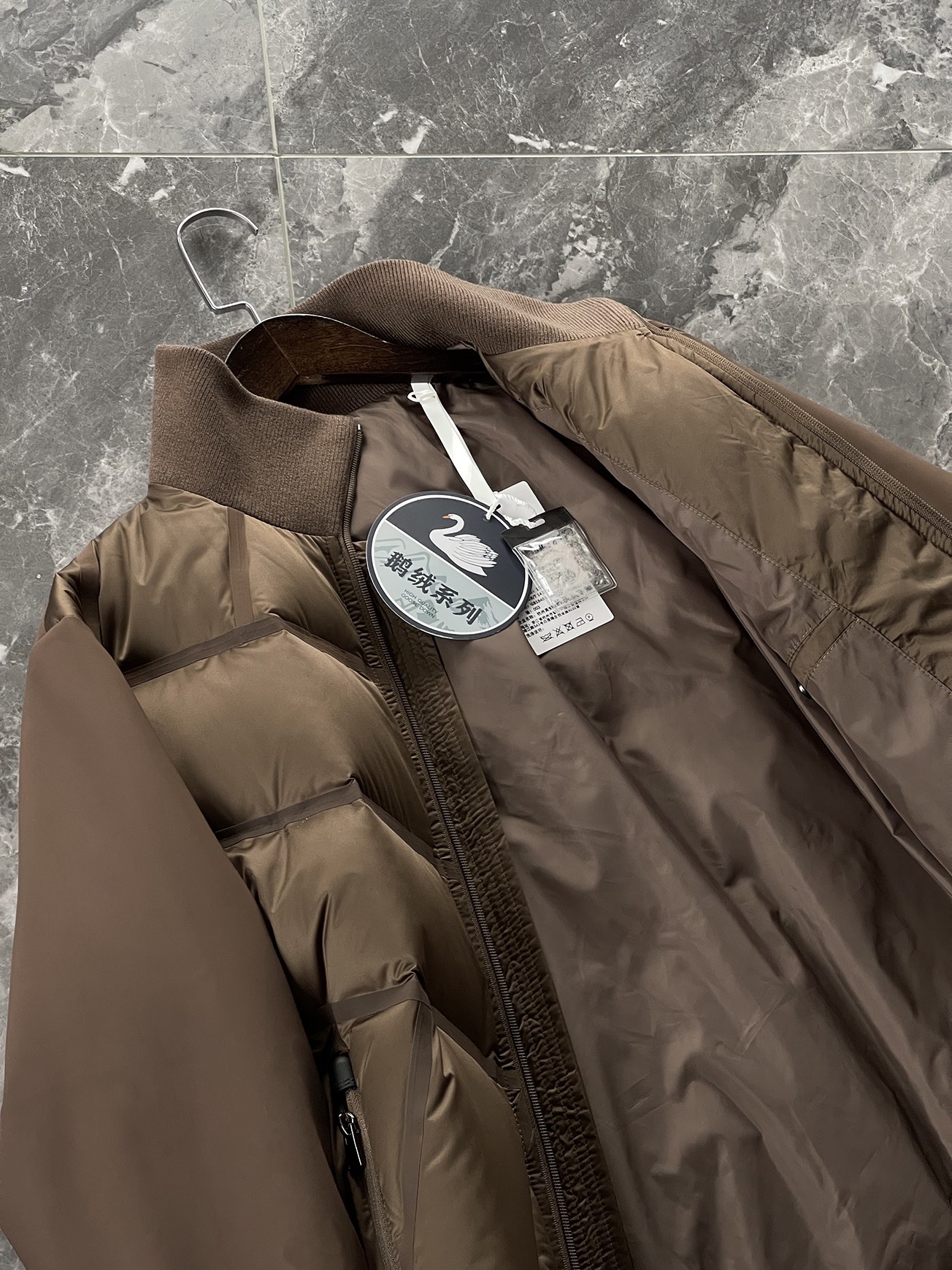 羽绒服 🆕 小众设计师款多结构针织拼接羽绒外套，把建筑美学穿在了身上 当76.6%锦纶与23.4%氨纶在