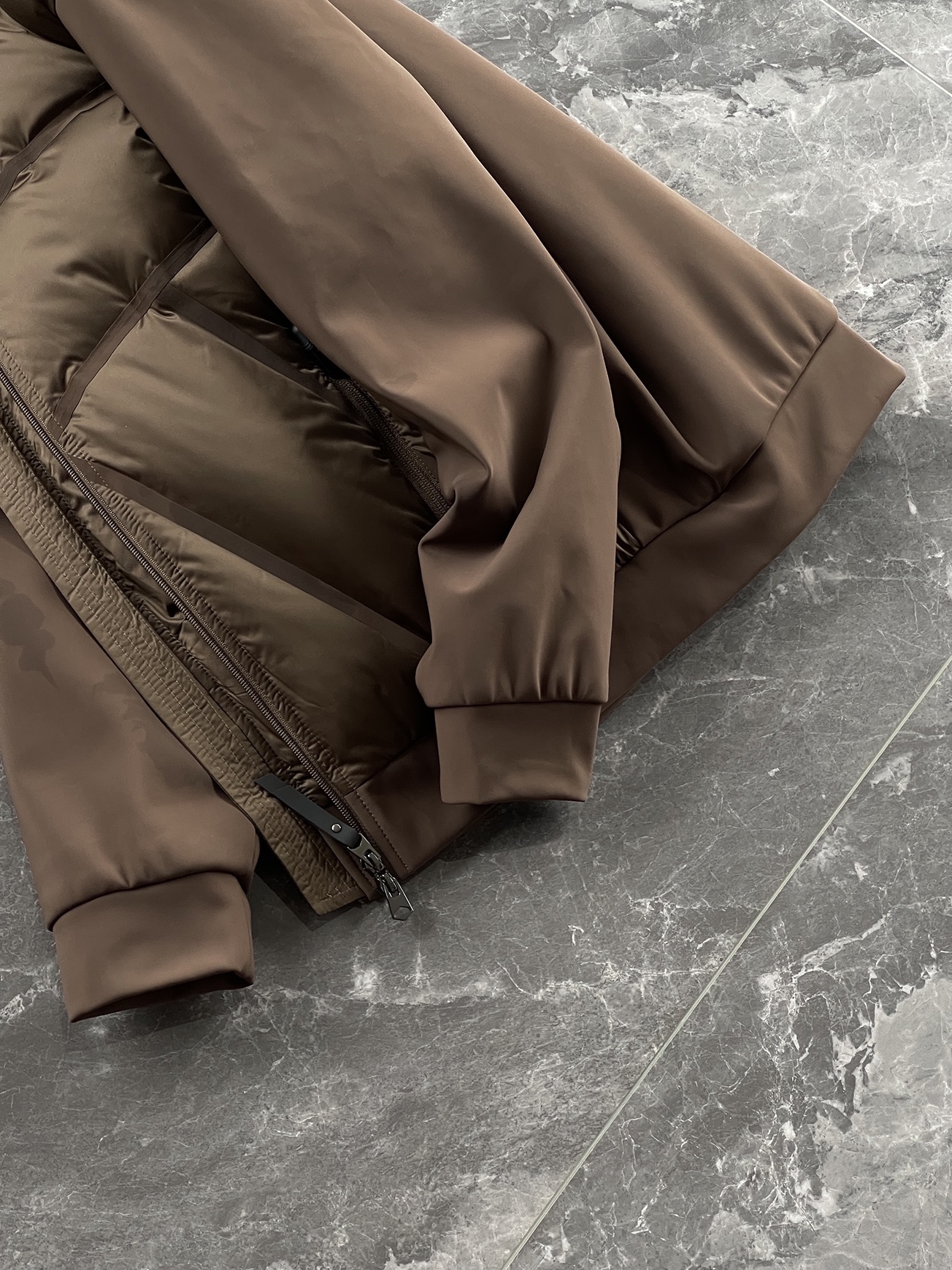 羽绒服 🆕 小众设计师款多结构针织拼接羽绒外套，把建筑美学穿在了身上 当76.6%锦纶与23.4%氨纶在