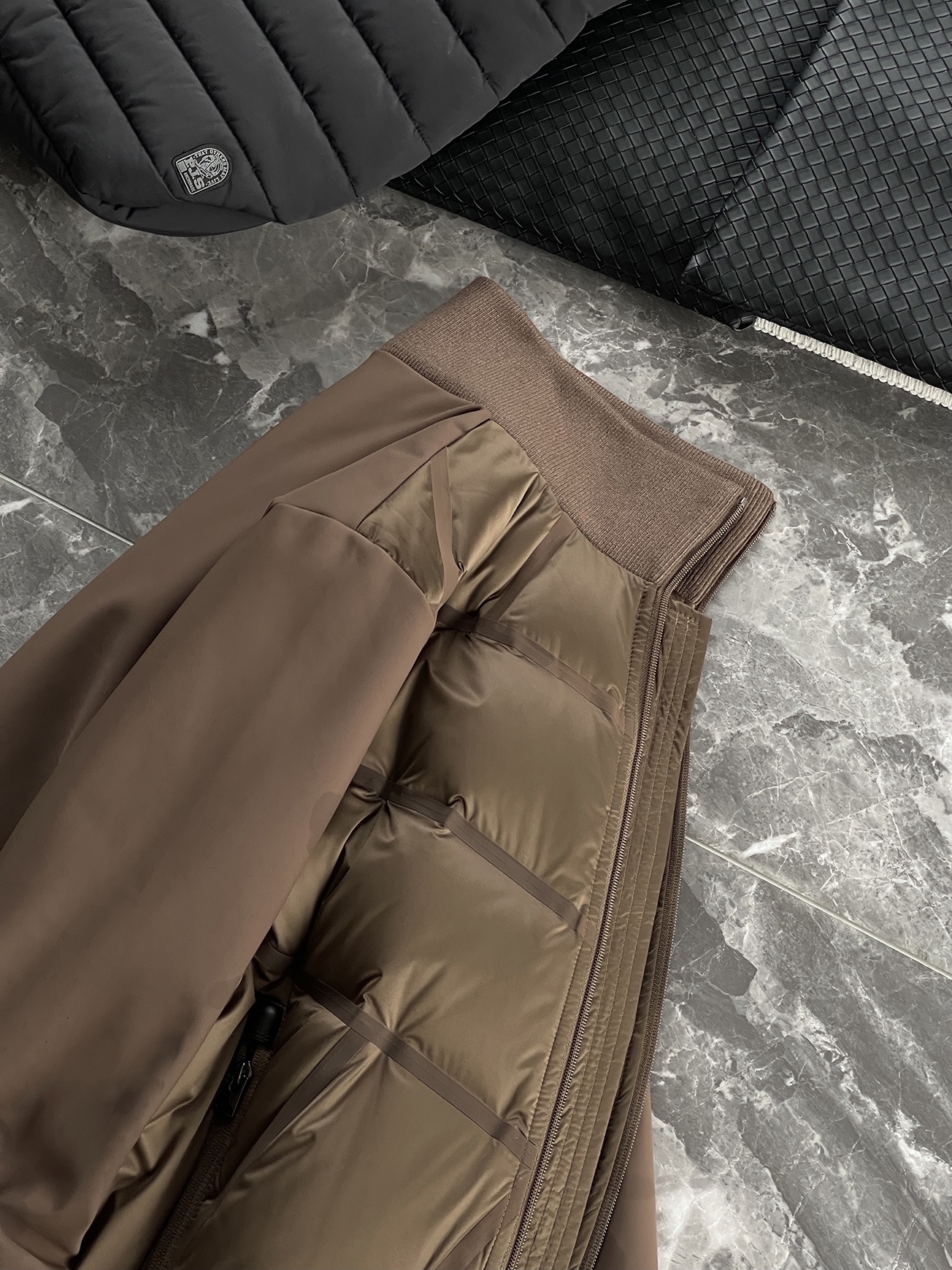 羽绒服 🆕 小众设计师款多结构针织拼接羽绒外套，把建筑美学穿在了身上 当76.6%锦纶与23.4%氨纶在