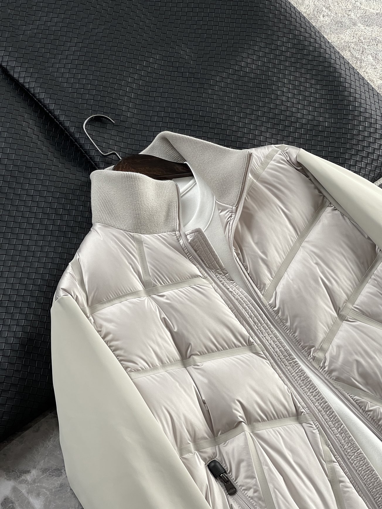 羽绒服 🆕 小众设计师款多结构针织拼接羽绒外套，把建筑美学穿在了身上 当76.6%锦纶与23.4%氨纶在