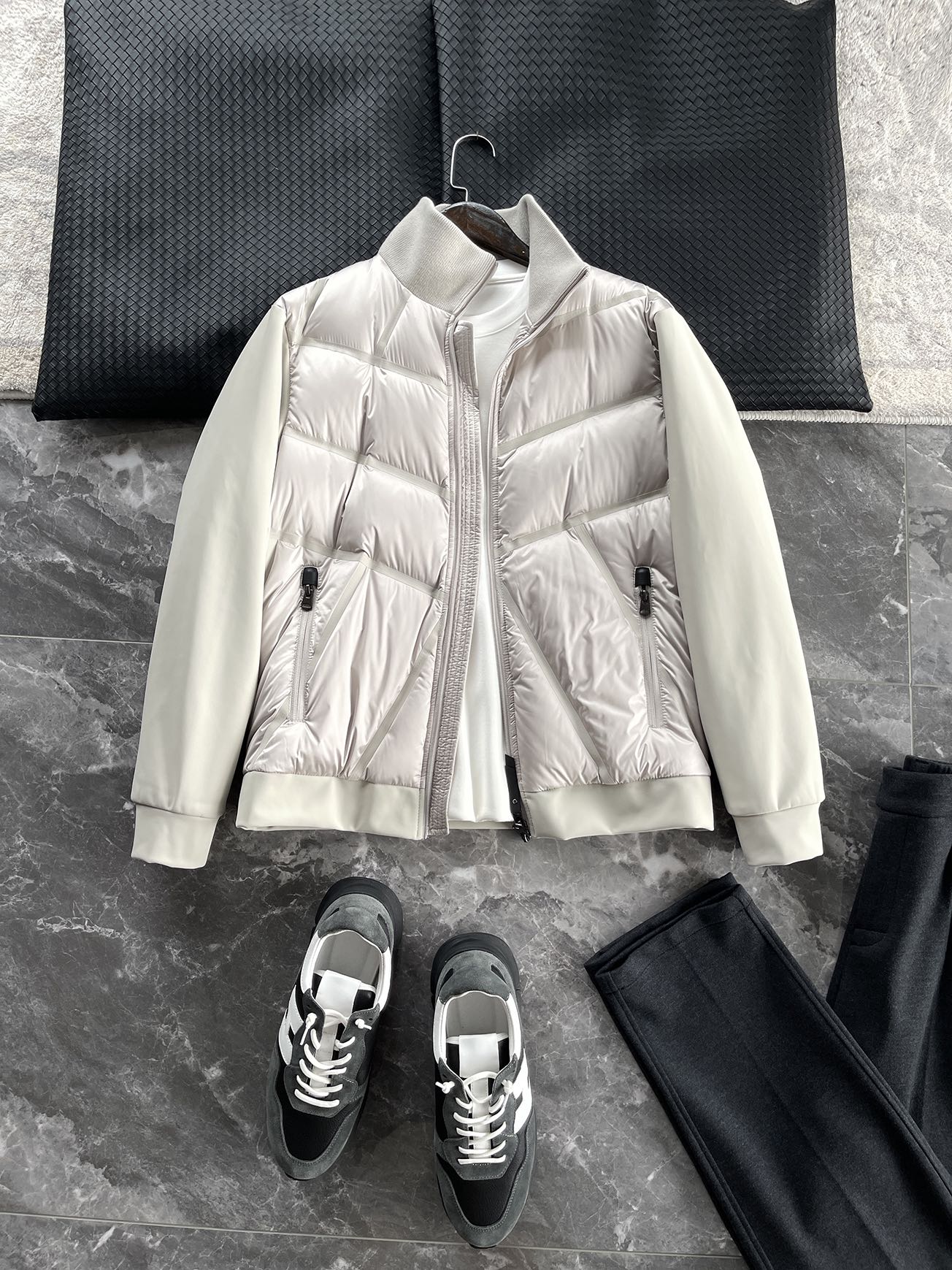 羽绒服 🆕 小众设计师款多结构针织拼接羽绒外套，把建筑美学穿在了身上 当76.6%锦纶与23.4%氨纶在