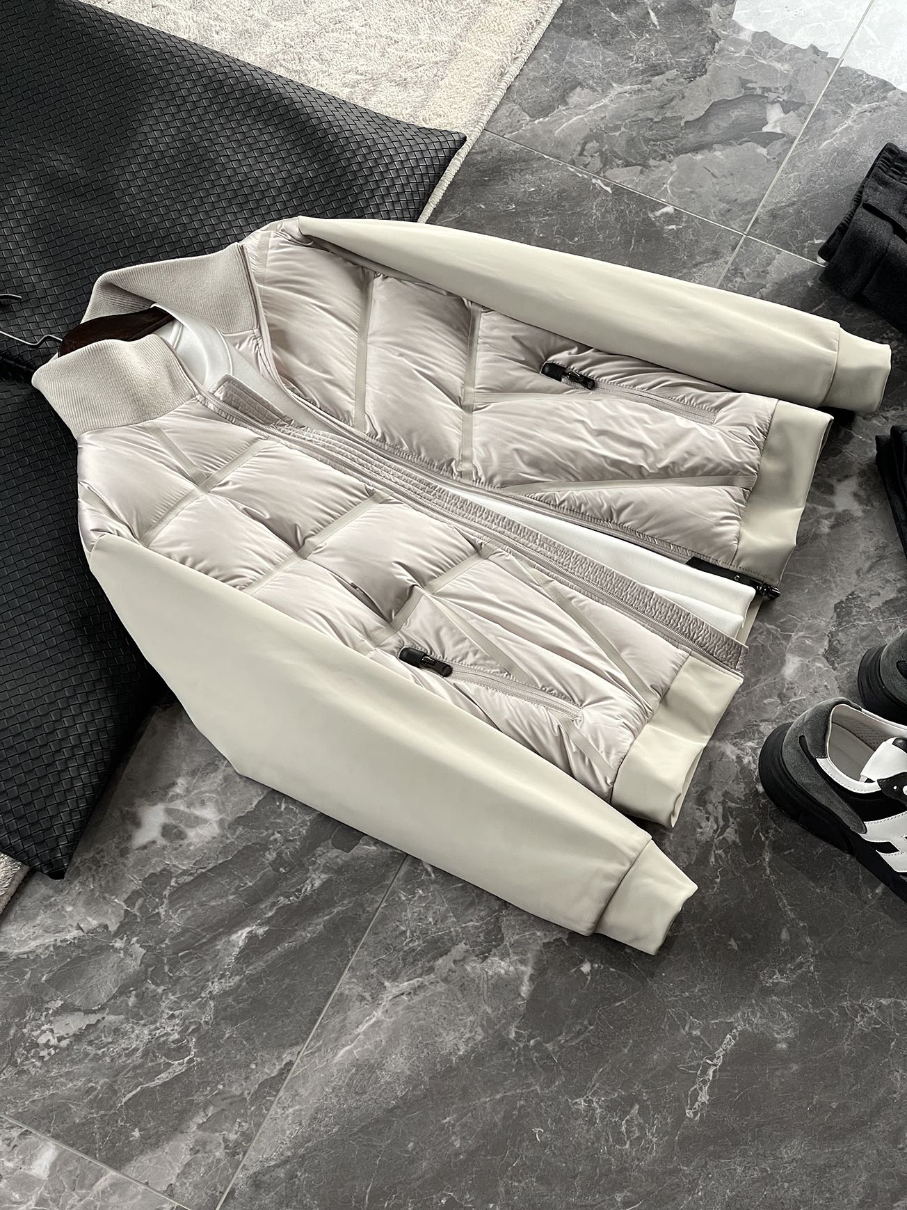 羽绒服 🆕 小众设计师款多结构针织拼接羽绒外套，把建筑美学穿在了身上 当76.6%锦纶与23.4%氨纶在