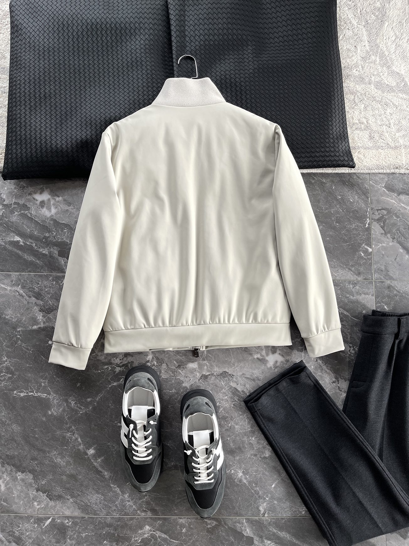 羽绒服 🆕 小众设计师款多结构针织拼接羽绒外套，把建筑美学穿在了身上 当76.6%锦纶与23.4%氨纶在