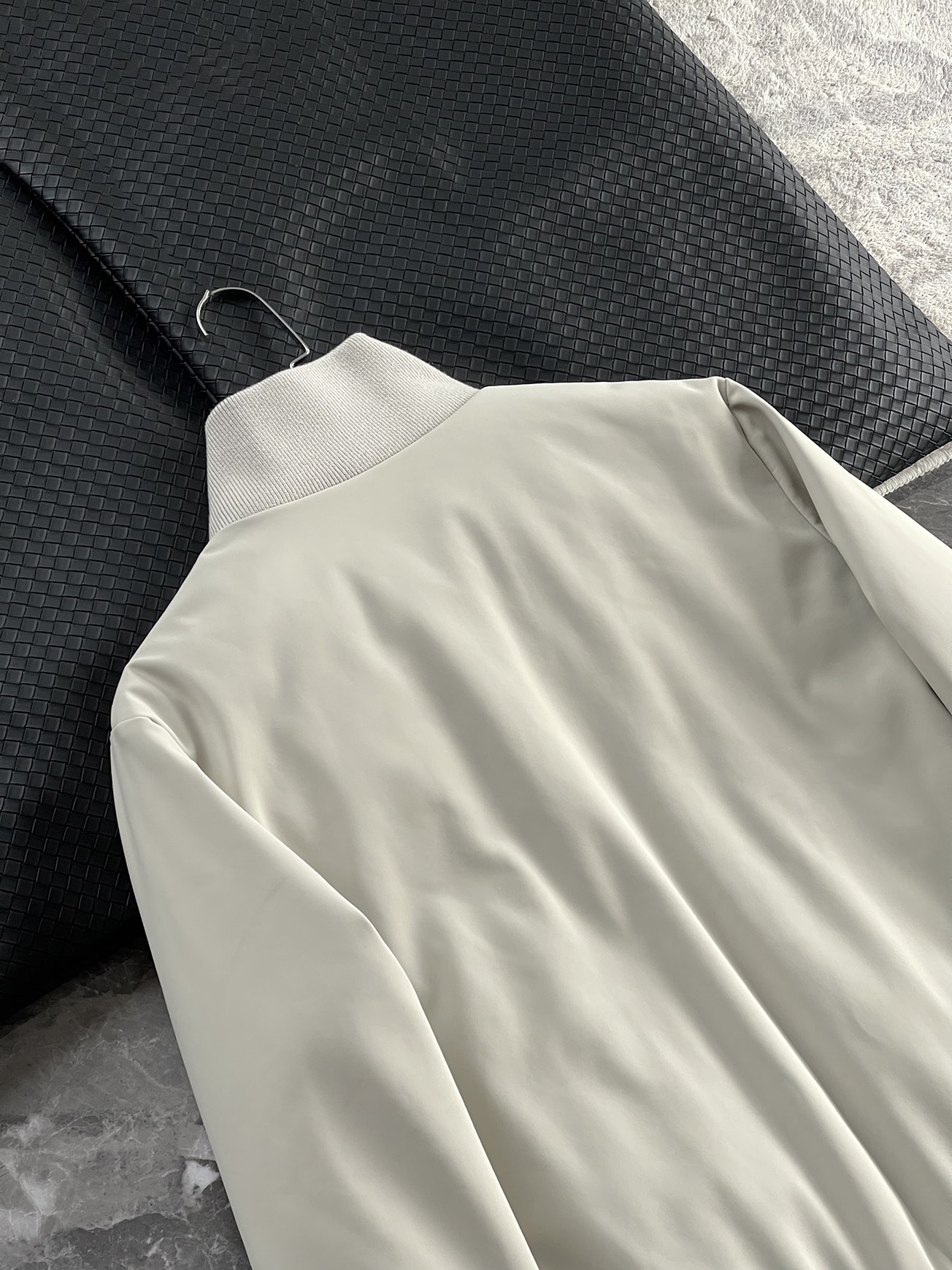 羽绒服 🆕 小众设计师款多结构针织拼接羽绒外套，把建筑美学穿在了身上 当76.6%锦纶与23.4%氨纶在