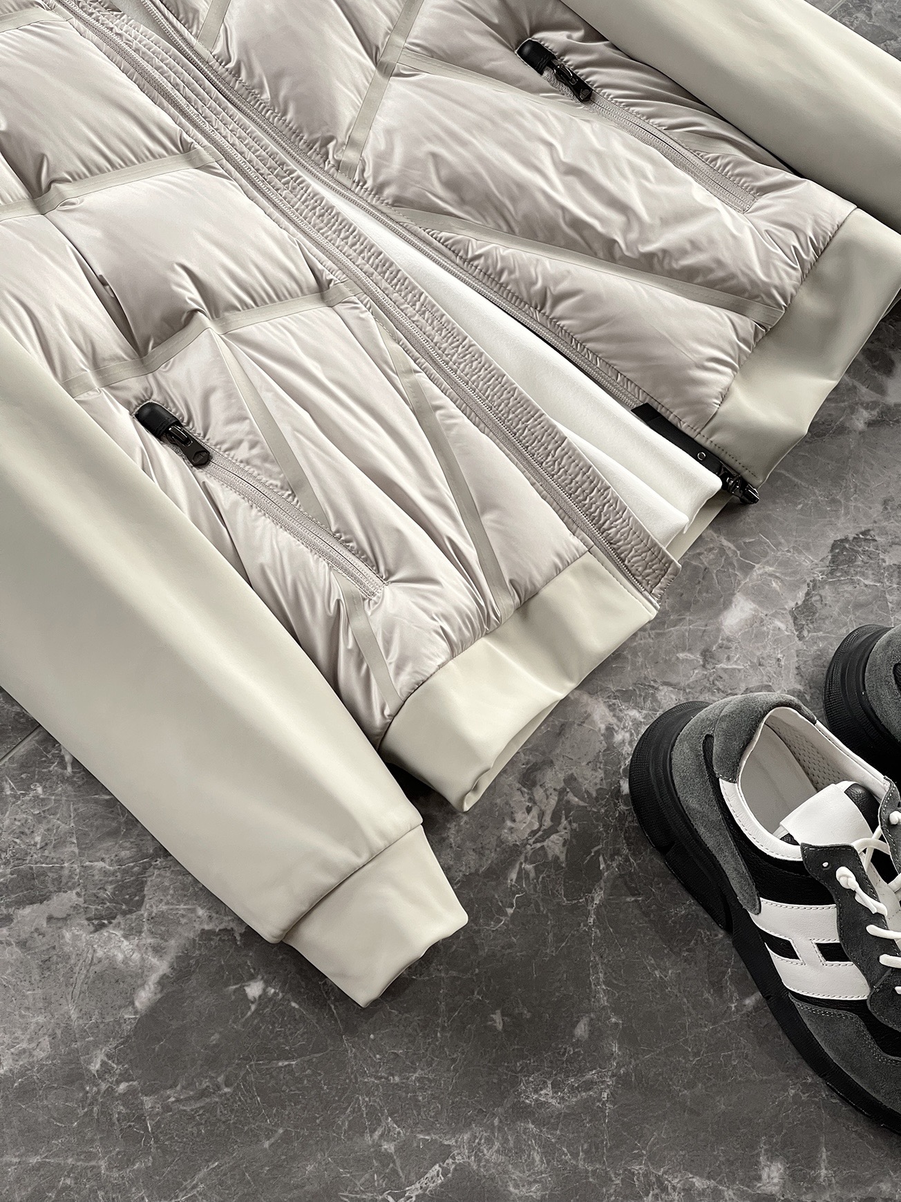 羽绒服 🆕 小众设计师款多结构针织拼接羽绒外套，把建筑美学穿在了身上 当76.6%锦纶与23.4%氨纶在