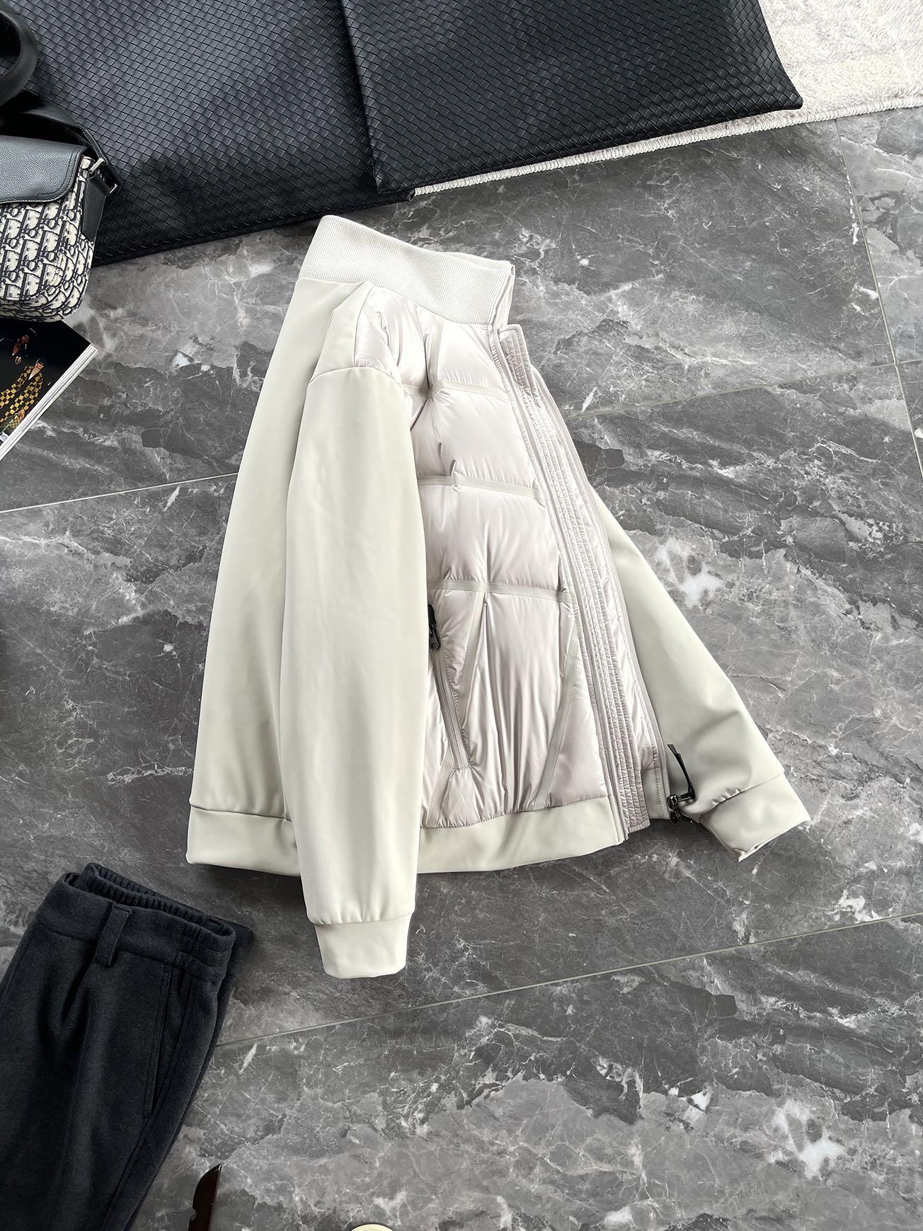 羽绒服 🆕 小众设计师款多结构针织拼接羽绒外套，把建筑美学穿在了身上 当76.6%锦纶与23.4%氨纶在