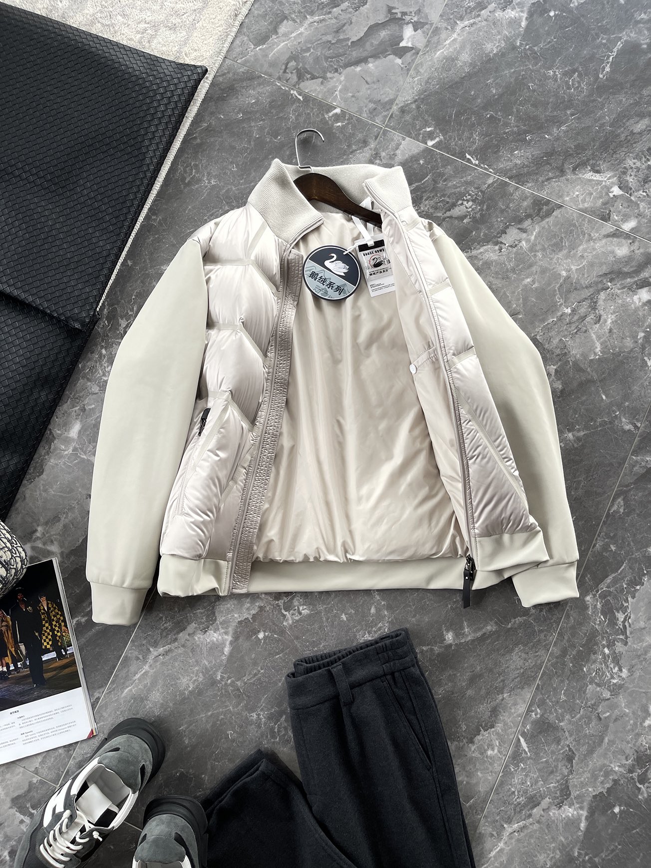 羽绒服 🆕 小众设计师款多结构针织拼接羽绒外套，把建筑美学穿在了身上 当76.6%锦纶与23.4%氨纶在