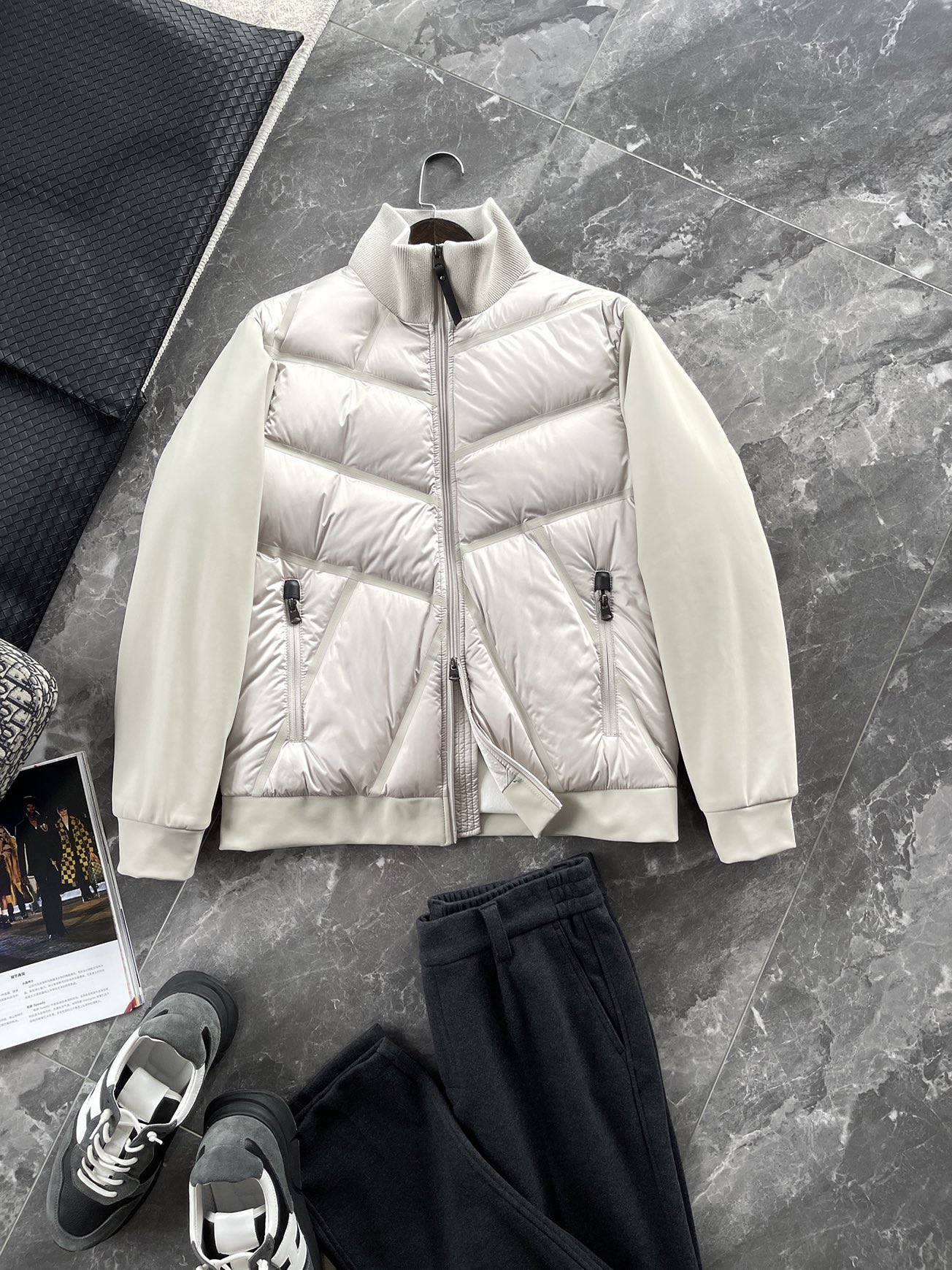 羽绒服 🆕 小众设计师款多结构针织拼接羽绒外套，把建筑美学穿在了身上 当76.6%锦纶与23.4%氨纶在