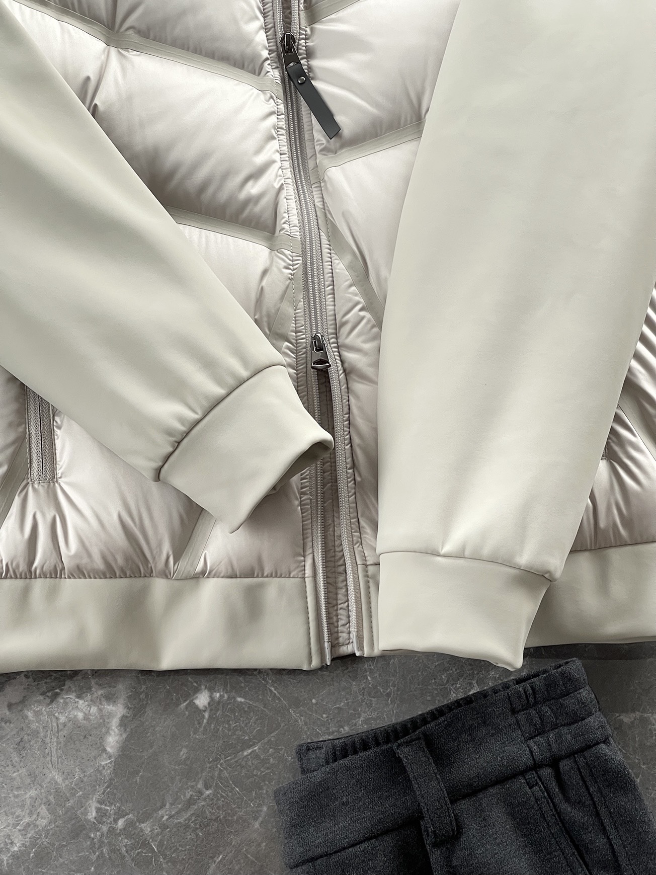 羽绒服 🆕 小众设计师款多结构针织拼接羽绒外套，把建筑美学穿在了身上 当76.6%锦纶与23.4%氨纶在