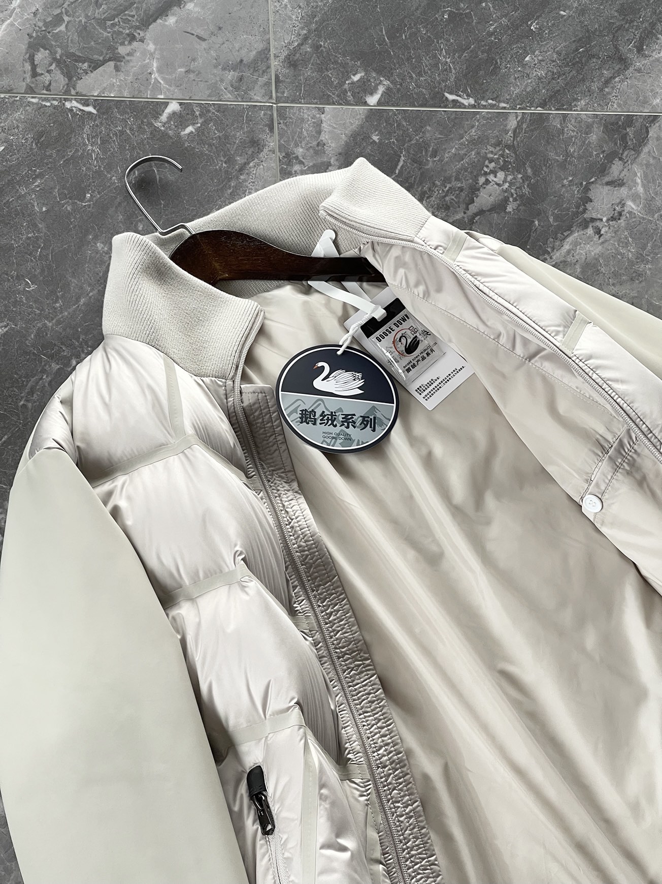 羽绒服 🆕 小众设计师款多结构针织拼接羽绒外套，把建筑美学穿在了身上 当76.6%锦纶与23.4%氨纶在