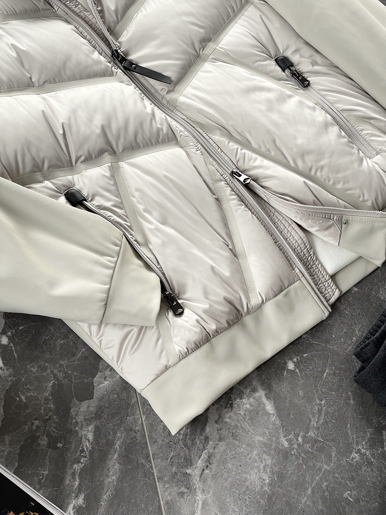 羽绒服 🆕 小众设计师款多结构针织拼接羽绒外套，把建筑美学穿在了身上 当76.6%锦纶与23.4%氨纶在