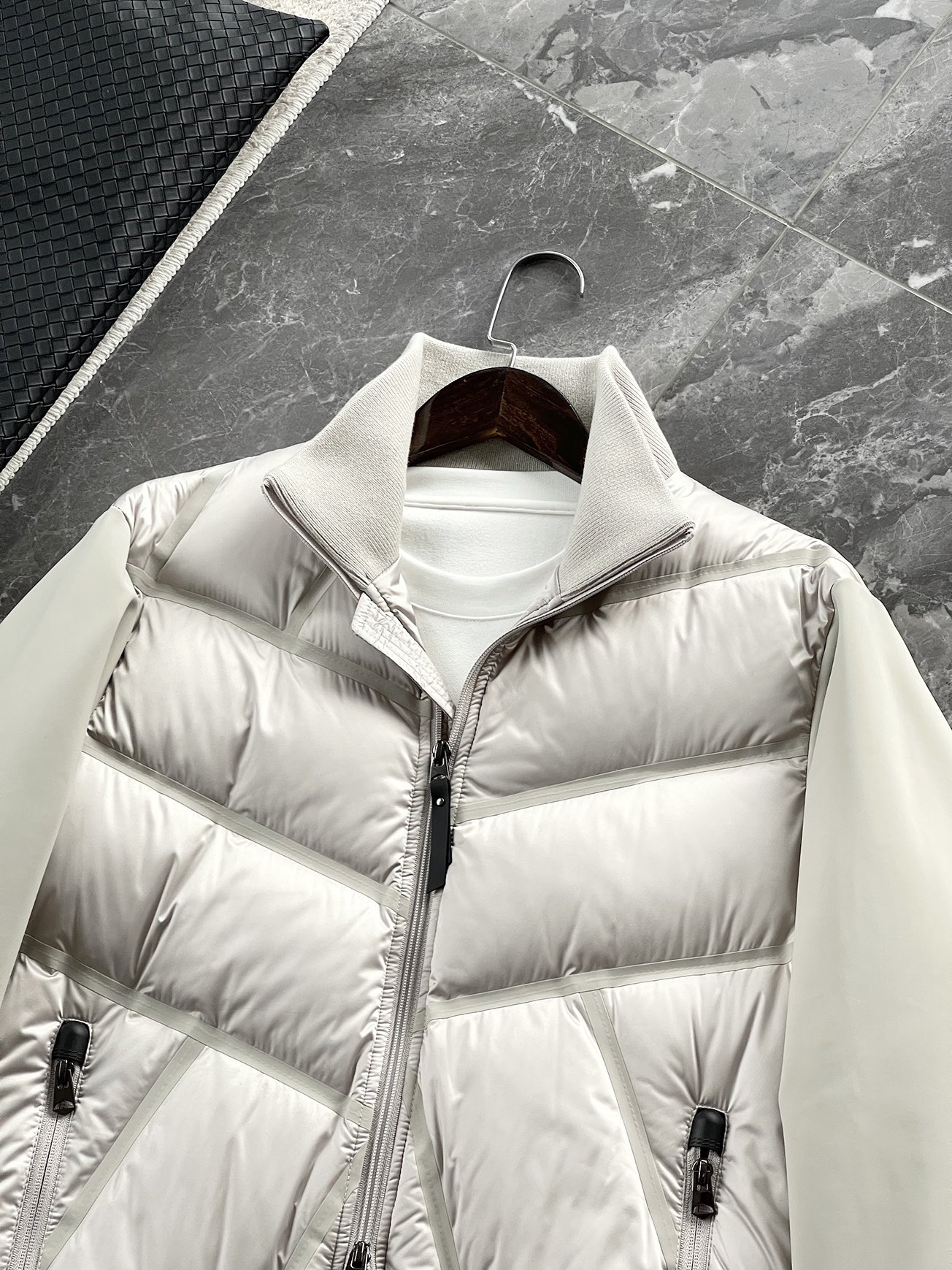 羽绒服 🆕 小众设计师款多结构针织拼接羽绒外套，把建筑美学穿在了身上 当76.6%锦纶与23.4%氨纶在