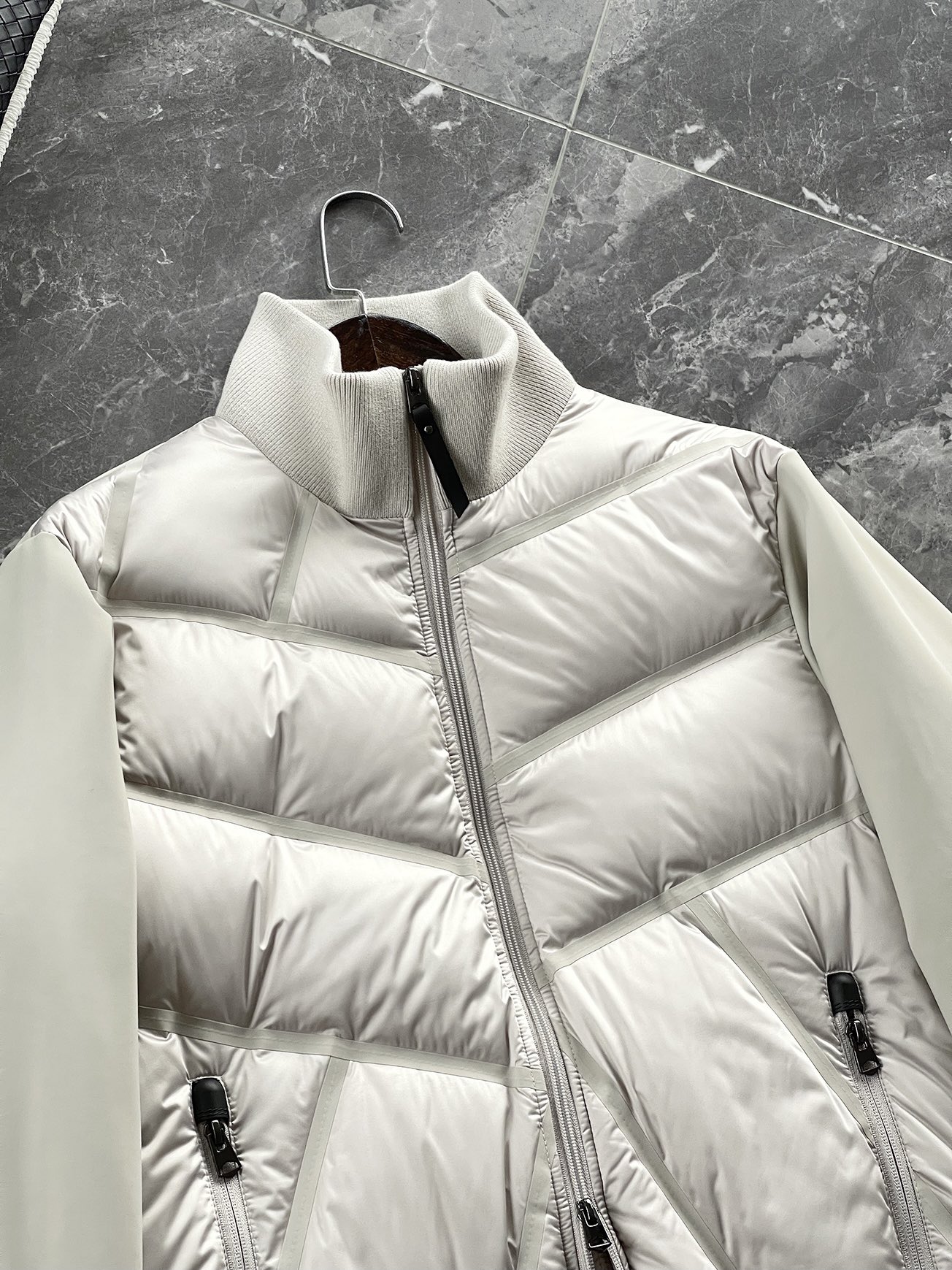 羽绒服 🆕 小众设计师款多结构针织拼接羽绒外套，把建筑美学穿在了身上 当76.6%锦纶与23.4%氨纶在