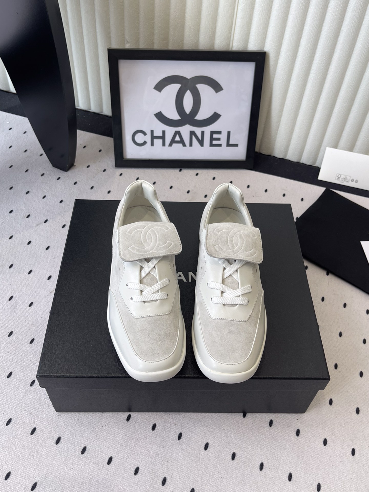 NO:594145,Chanel's new baseball shoes, the top version, Xiaoxiang 2025A, new baseball shoes are here~~~ The first hot style in early summer is coming. Baby, let's move your golden fingers!  CHANEL Chanel 25A latest thick-soled casual sports shoes. The counter is synchronized. The counter is very popular. It is a shoe that is very difficult to buy. The most popular thick-soled casual shoes on the Internet. As you can imagine, small fragrance lovers cannot miss it. It has both good looks and comfort. Simple and versatile. The thick sole is super versatile. Whoever wears it will look good when you close your eyes. Upper cowhide stitching. Breathable mesh lining. TPU original outsole. Size: 35-39 (40)  41 customized), casual shoes/sports shoes, chanel, chanel, sneakers, cowhide19860909Chanel新款棒球鞋 顶级版本 小香2025A 全新棒球鞋来啦~~~ 初夏第一爆款来袭 宝贝们金手指动起来！ CHANEL香奈儿25A最新款厚底休闲运动鞋 专柜同步 专柜非常火爆 非常难买的一款鞋 全网最火的厚底休闲鞋 可想而知小香控不可错过的 颜值与舒适并存的 简约百搭 厚底**超级百搭,闭眼入谁穿谁好看 鞋面牛皮拼接 内里透气网布里 大底TPU原版大底 Size: 35-39 (40 41订做),休闲鞋/运动鞋,chanel,chanel,sneakers,cowhide,Women's Shoes