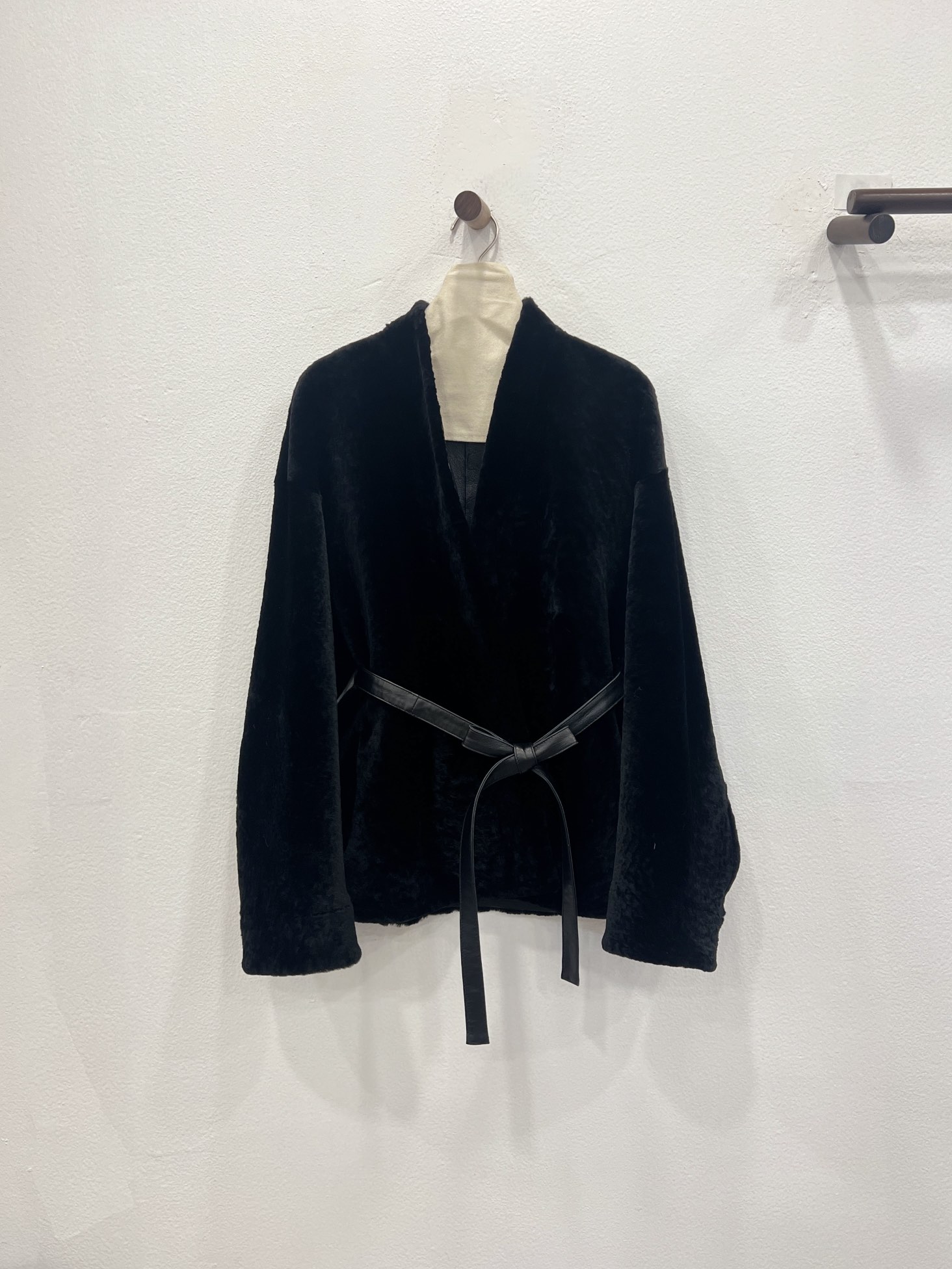 NO:636940,New autumn and winter styles. Ultra-thin leather imported from South Africa [forged black]. Please appreciate the details. Special leather imported from South Africa - ultra-thin leather. The leather surface is light and soft, and the fur surface has its own luster. The overall body is light and does not press the body. It comes with a slimming filter. The V-neck neckline better draws out the lines of the swan neck. Easily wear the elegant and calm autumn and winter home, Dior-clothing, dior, alexander wang19860909秋冬新款上新 南非进口超薄皮皮毛一体【锻光黑】细节邀您鉴赏 选用南非进口特种皮料——超薄皮 皮面又轻又软,毛面自带莹润光泽度 整体轻盈不压身,自带显瘦滤镜 V领领口,更好拉出天鹅颈的线条 轻松穿出优雅从容的秋冬主场,迪奥-服装,dior,alexander wang,Women's clothing