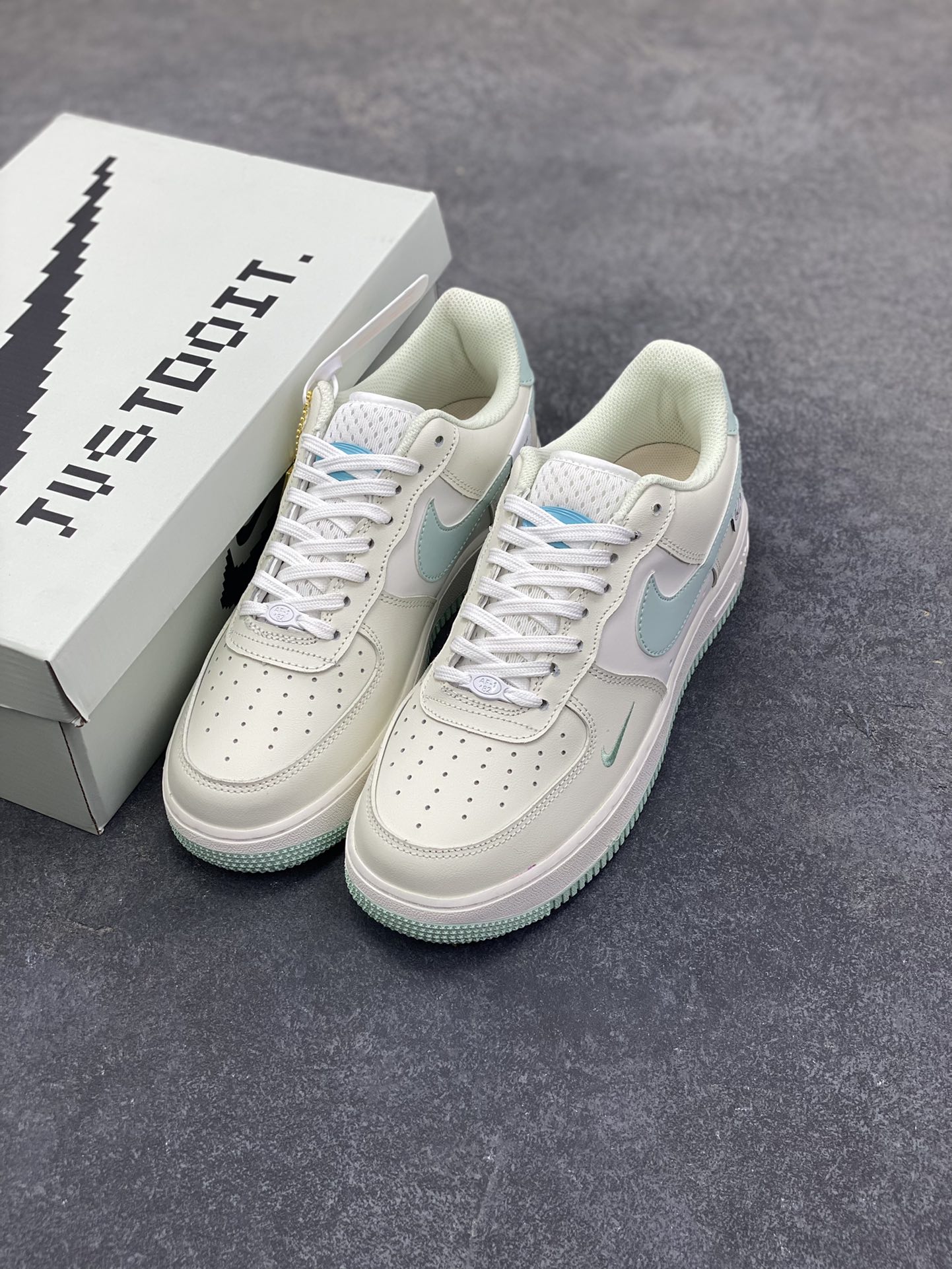 图片[8]-福利特价 Nk Air Force 1\’07 Low “Floating ice” “云浮冰”空军一号低帮休闲板鞋 采用淡月色Swoosh小标和明线点缀为奶白配色增添点睛细节 鞋底淡月色底质感十足 辅以 Air 经典缓震科技 支撑你的每个舞步 货号：FB1839-211 尺码：36 36.5 37.5 38 38.5 39 40 40.5 41 42 42.5 43 44 44.5 45-选品中心