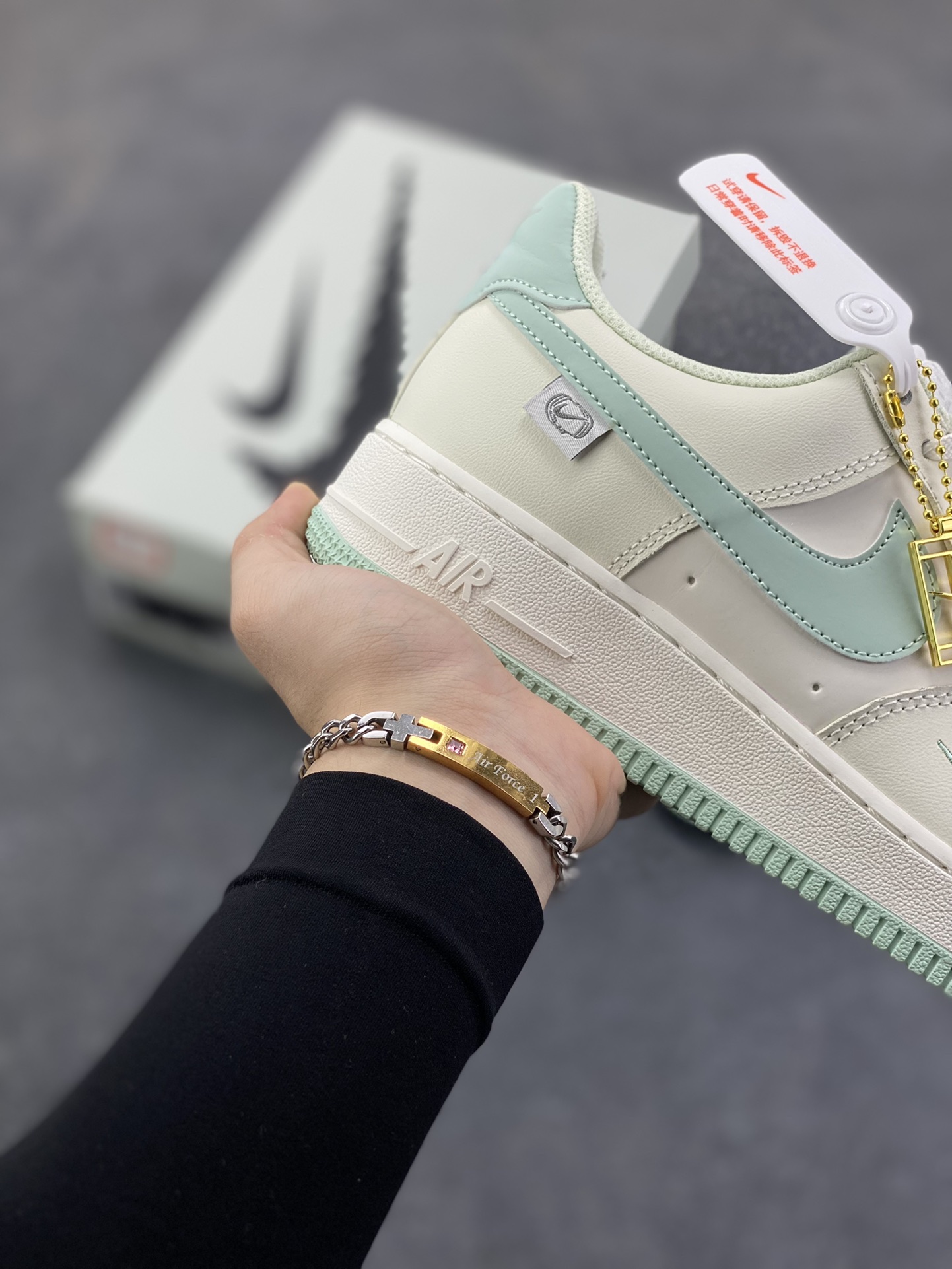 图片[6]-福利特价 Nk Air Force 1\’07 Low “Floating ice” “云浮冰”空军一号低帮休闲板鞋 采用淡月色Swoosh小标和明线点缀为奶白配色增添点睛细节 鞋底淡月色底质感十足 辅以 Air 经典缓震科技 支撑你的每个舞步 货号：FB1839-211 尺码：36 36.5 37.5 38 38.5 39 40 40.5 41 42 42.5 43 44 44.5 45-选品中心