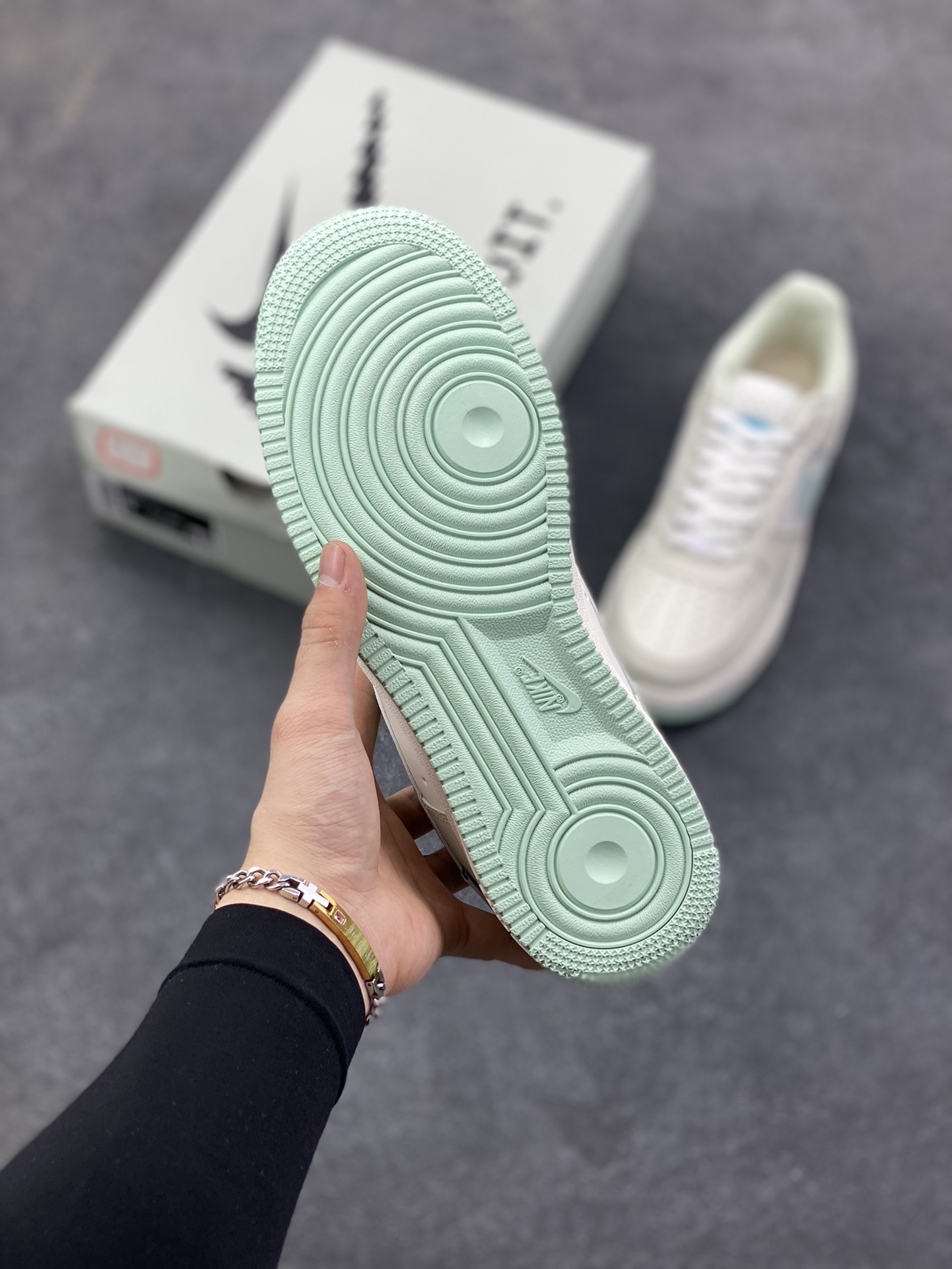 图片[5]-福利特价 Nk Air Force 1\’07 Low “Floating ice” “云浮冰”空军一号低帮休闲板鞋 采用淡月色Swoosh小标和明线点缀为奶白配色增添点睛细节 鞋底淡月色底质感十足 辅以 Air 经典缓震科技 支撑你的每个舞步 货号：FB1839-211 尺码：36 36.5 37.5 38 38.5 39 40 40.5 41 42 42.5 43 44 44.5 45-选品中心