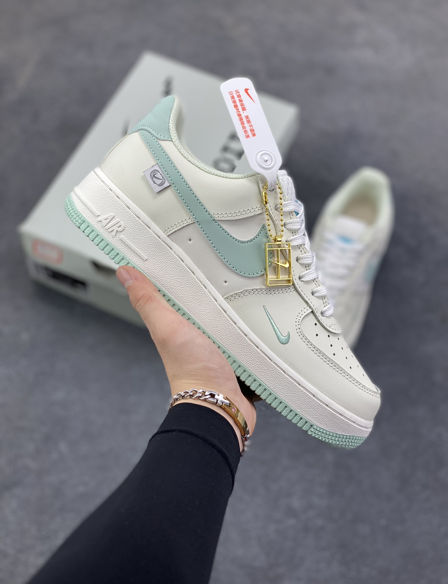 福利特价 Nk Air Force 1\’07 Low “Floating ice” “云浮冰”空军一号低帮休闲板鞋 采用淡月色Swoosh小标和明线点缀为奶白配色增添点睛细节 鞋底淡月色底质感十足 辅以 Air 经典缓震科技 支撑你的每个舞步 货号：FB1839-211 尺码：36 36.5 37.5 38 38.5 39 40 40.5 41 42 42.5 43 44 44.5 45-选品中心