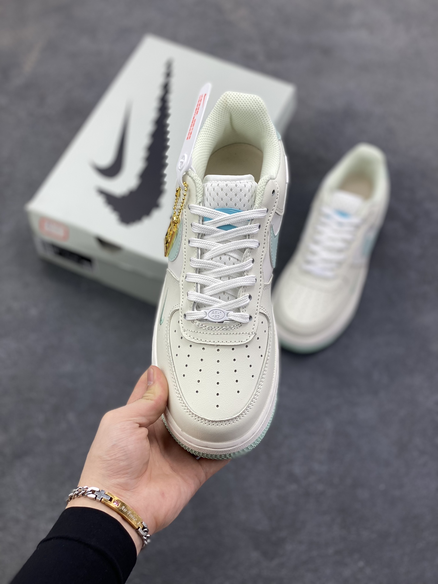 图片[2]-福利特价 Nk Air Force 1\’07 Low “Floating ice” “云浮冰”空军一号低帮休闲板鞋 采用淡月色Swoosh小标和明线点缀为奶白配色增添点睛细节 鞋底淡月色底质感十足 辅以 Air 经典缓震科技 支撑你的每个舞步 货号：FB1839-211 尺码：36 36.5 37.5 38 38.5 39 40 40.5 41 42 42.5 43 44 44.5 45-选品中心