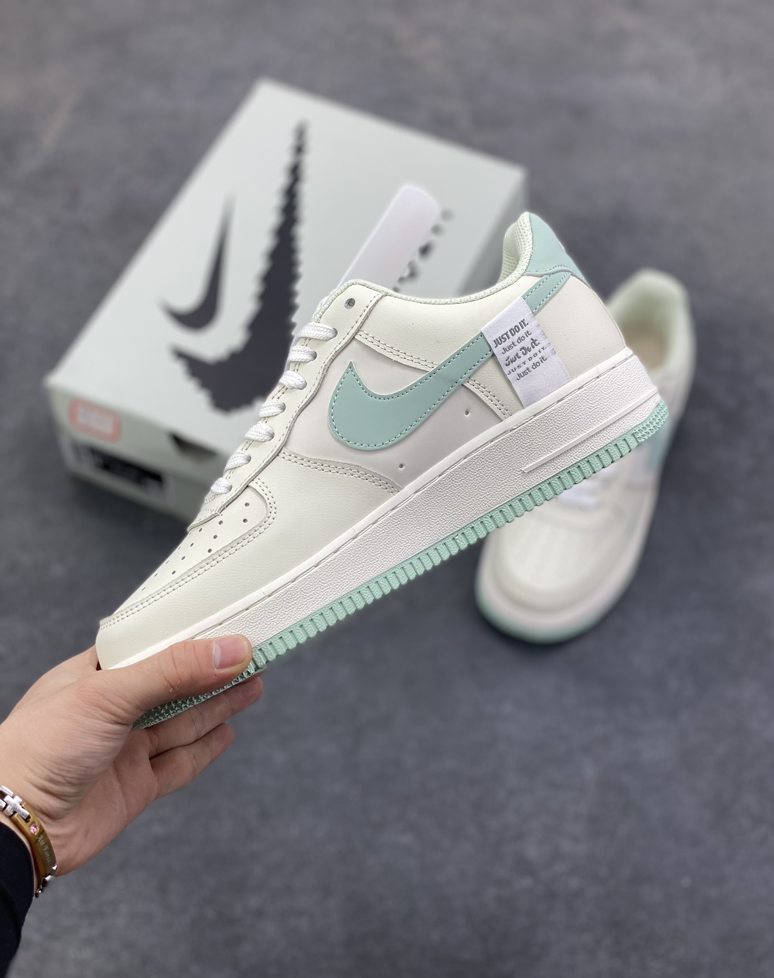 图片[3]-福利特价 Nk Air Force 1\’07 Low “Floating ice” “云浮冰”空军一号低帮休闲板鞋 采用淡月色Swoosh小标和明线点缀为奶白配色增添点睛细节 鞋底淡月色底质感十足 辅以 Air 经典缓震科技 支撑你的每个舞步 货号：FB1839-211 尺码：36 36.5 37.5 38 38.5 39 40 40.5 41 42 42.5 43 44 44.5 45-选品中心