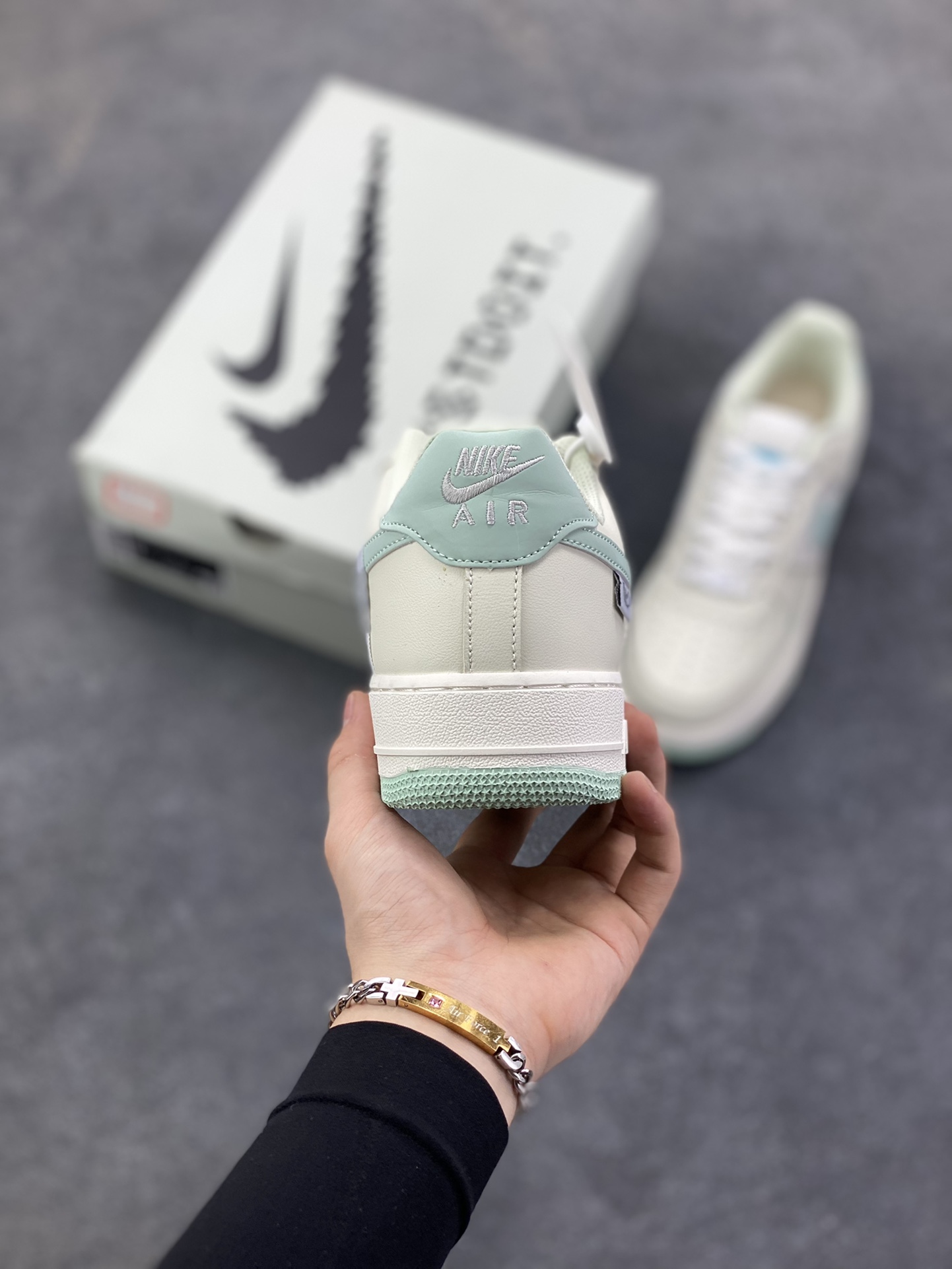 图片[4]-福利特价 Nk Air Force 1\’07 Low “Floating ice” “云浮冰”空军一号低帮休闲板鞋 采用淡月色Swoosh小标和明线点缀为奶白配色增添点睛细节 鞋底淡月色底质感十足 辅以 Air 经典缓震科技 支撑你的每个舞步 货号：FB1839-211 尺码：36 36.5 37.5 38 38.5 39 40 40.5 41 42 42.5 43 44 44.5 45-选品中心