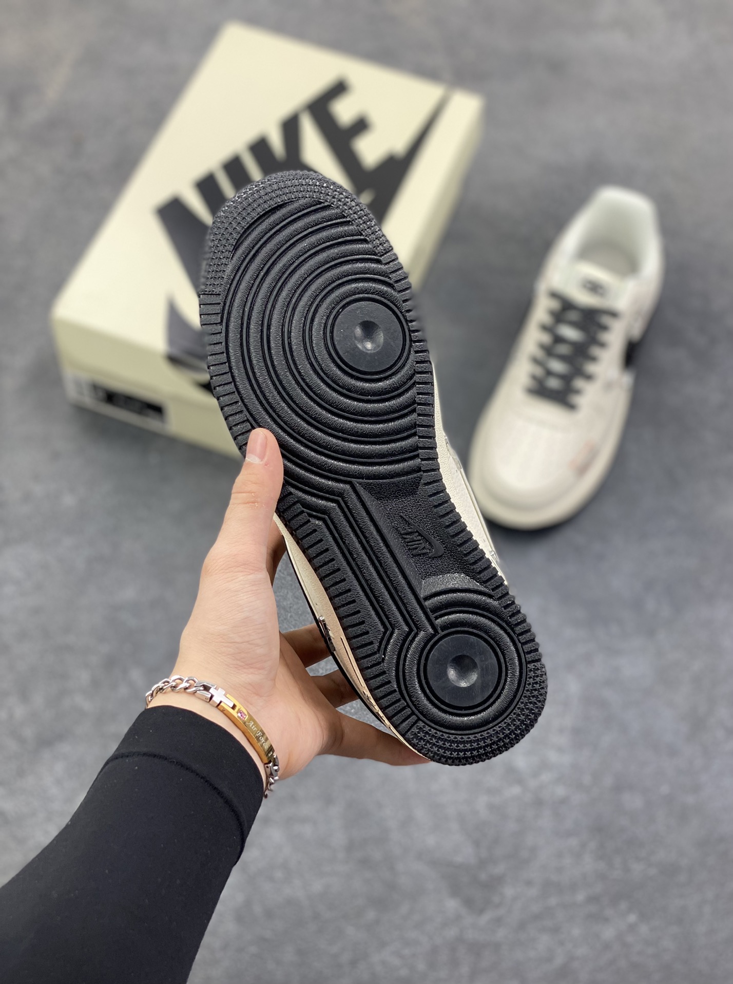 图片[5]-NIke Air Force 1 \’07 Low “巴黎世家联名——四银勾”空军一号 低帮 运动鞋 休闲鞋 折边针车 工艺难度大 原楦头原纸板 原装鞋盒 定制五金配件 内置全掌气垫 原厂鞋底 货号：DD1928-309 尺码：36 36.5 37.5 38 38.5 39 40 40.5 41 42 42.5 43 44 44.5 45-选品中心