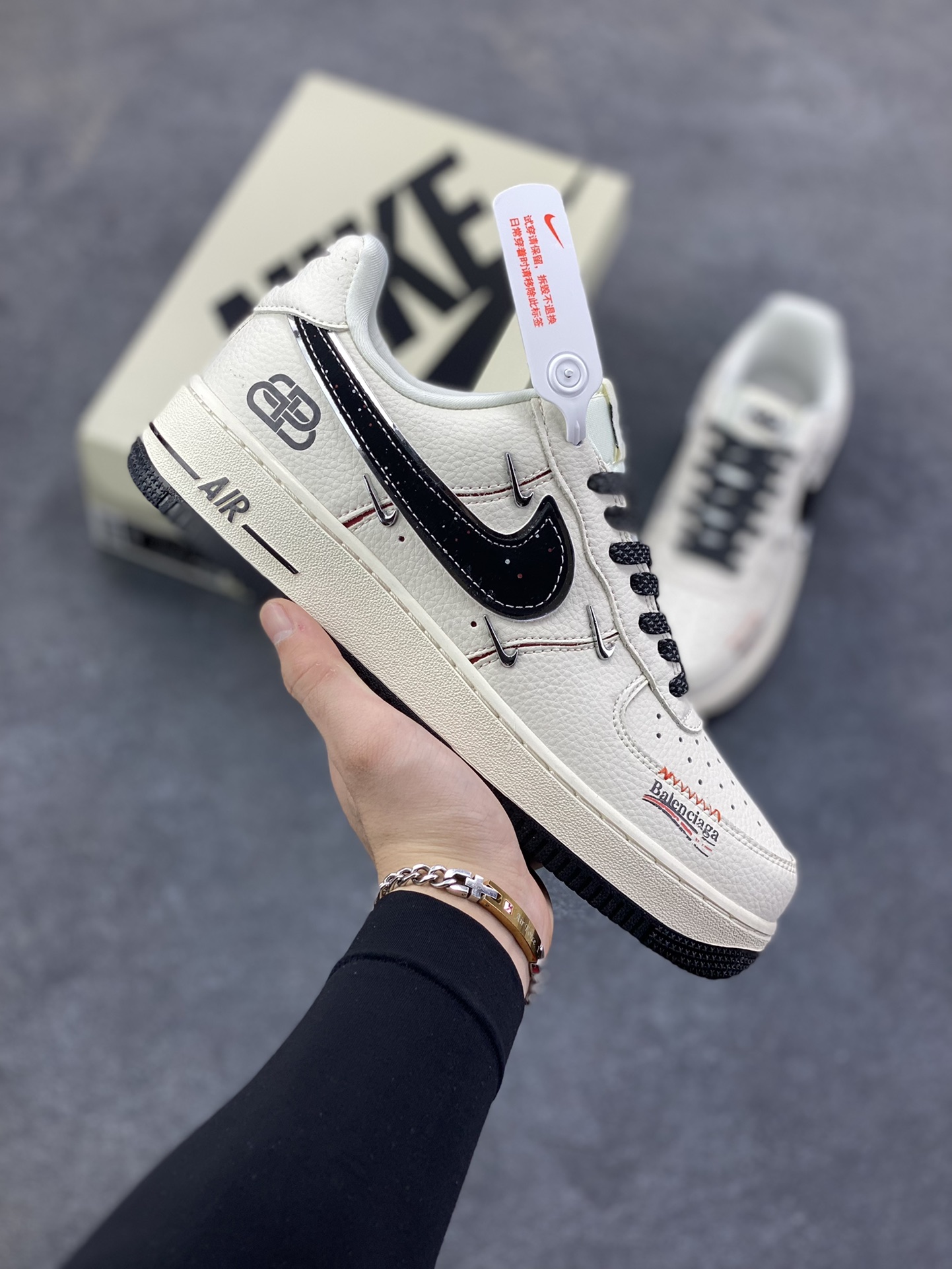 NIke Air Force 1 \’07 Low “巴黎世家联名——四银勾”空军一号 低帮 运动鞋 休闲鞋 折边针车 工艺难度大 原楦头原纸板 原装鞋盒 定制五金配件 内置全掌气垫 原厂鞋底 货号：DD1928-309 尺码：36 36.5 37.5 38 38.5 39 40 40.5 41 42 42.5 43 44 44.5 45-选品中心