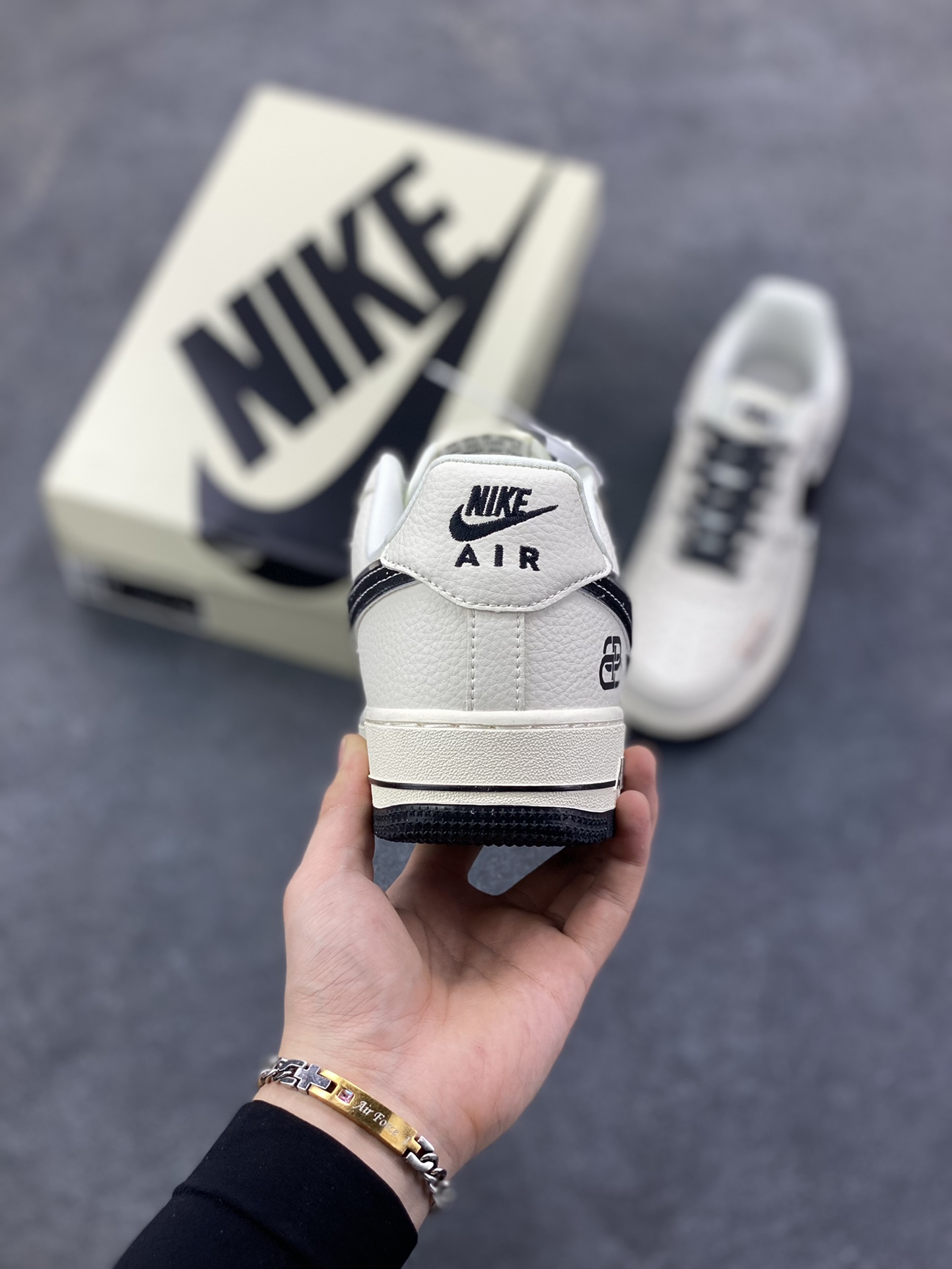 图片[4]-NIke Air Force 1 \’07 Low “巴黎世家联名——四银勾”空军一号 低帮 运动鞋 休闲鞋 折边针车 工艺难度大 原楦头原纸板 原装鞋盒 定制五金配件 内置全掌气垫 原厂鞋底 货号：DD1928-309 尺码：36 36.5 37.5 38 38.5 39 40 40.5 41 42 42.5 43 44 44.5 45-选品中心