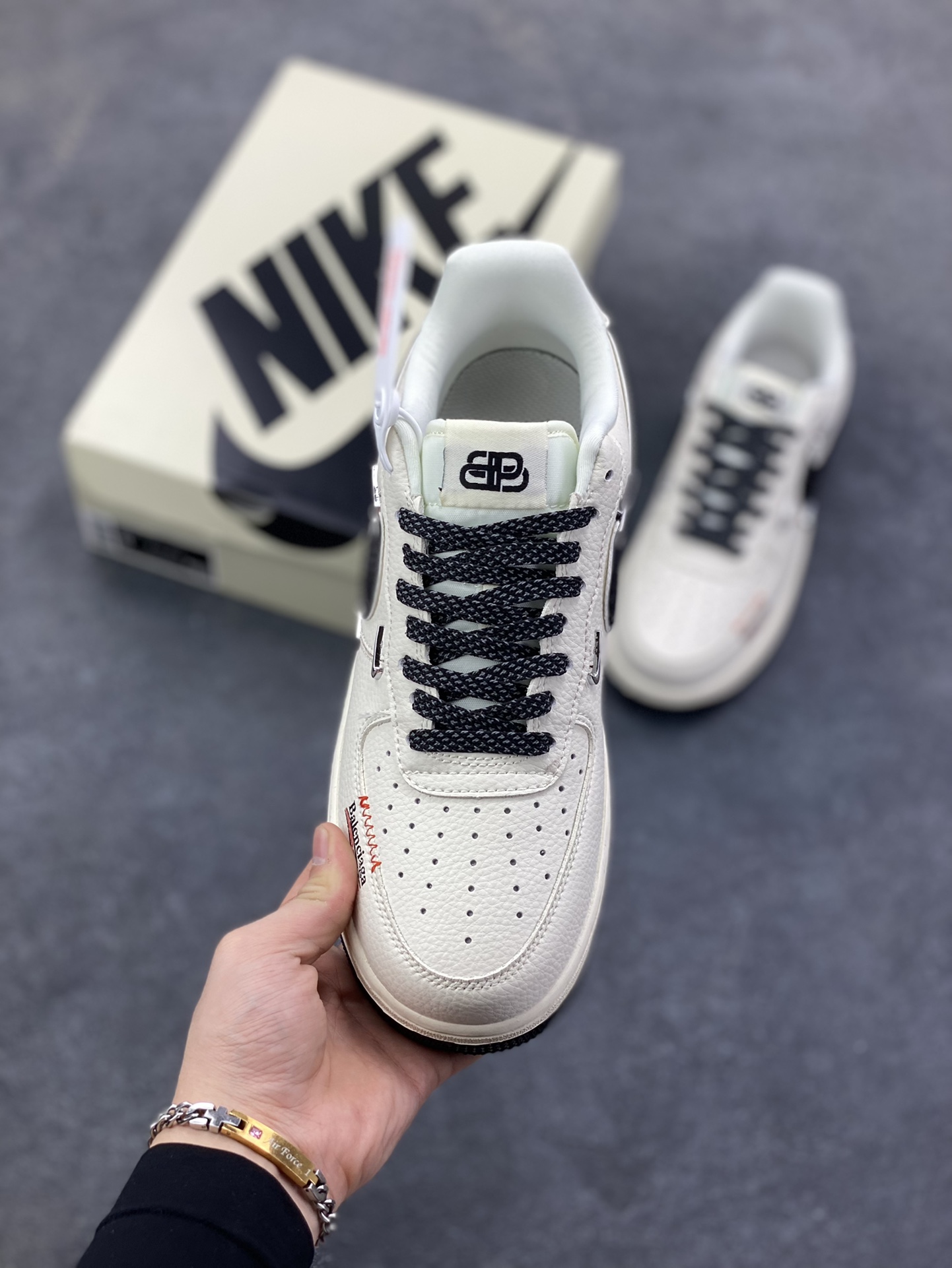 图片[2]-NIke Air Force 1 \’07 Low “巴黎世家联名——四银勾”空军一号 低帮 运动鞋 休闲鞋 折边针车 工艺难度大 原楦头原纸板 原装鞋盒 定制五金配件 内置全掌气垫 原厂鞋底 货号：DD1928-309 尺码：36 36.5 37.5 38 38.5 39 40 40.5 41 42 42.5 43 44 44.5 45-选品中心