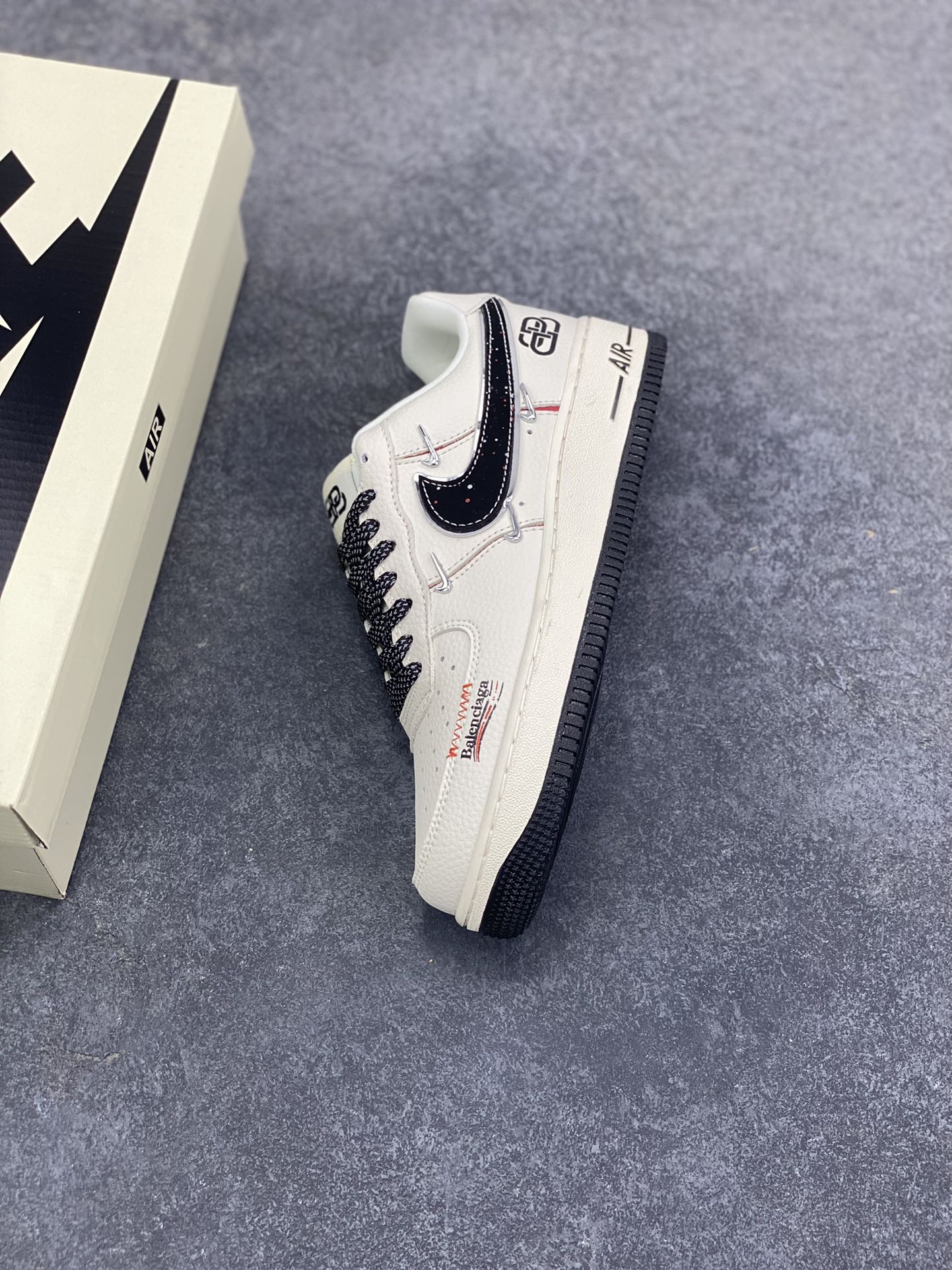 图片[7]-NIke Air Force 1 \’07 Low “巴黎世家联名——四银勾”空军一号 低帮 运动鞋 休闲鞋 折边针车 工艺难度大 原楦头原纸板 原装鞋盒 定制五金配件 内置全掌气垫 原厂鞋底 货号：DD1928-309 尺码：36 36.5 37.5 38 38.5 39 40 40.5 41 42 42.5 43 44 44.5 45-选品中心