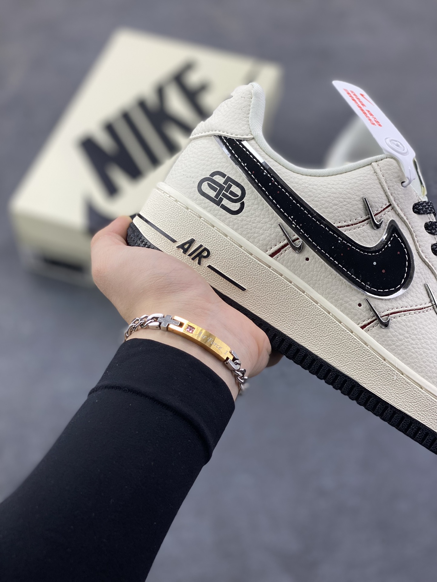 图片[6]-NIke Air Force 1 \’07 Low “巴黎世家联名——四银勾”空军一号 低帮 运动鞋 休闲鞋 折边针车 工艺难度大 原楦头原纸板 原装鞋盒 定制五金配件 内置全掌气垫 原厂鞋底 货号：DD1928-309 尺码：36 36.5 37.5 38 38.5 39 40 40.5 41 42 42.5 43 44 44.5 45-选品中心