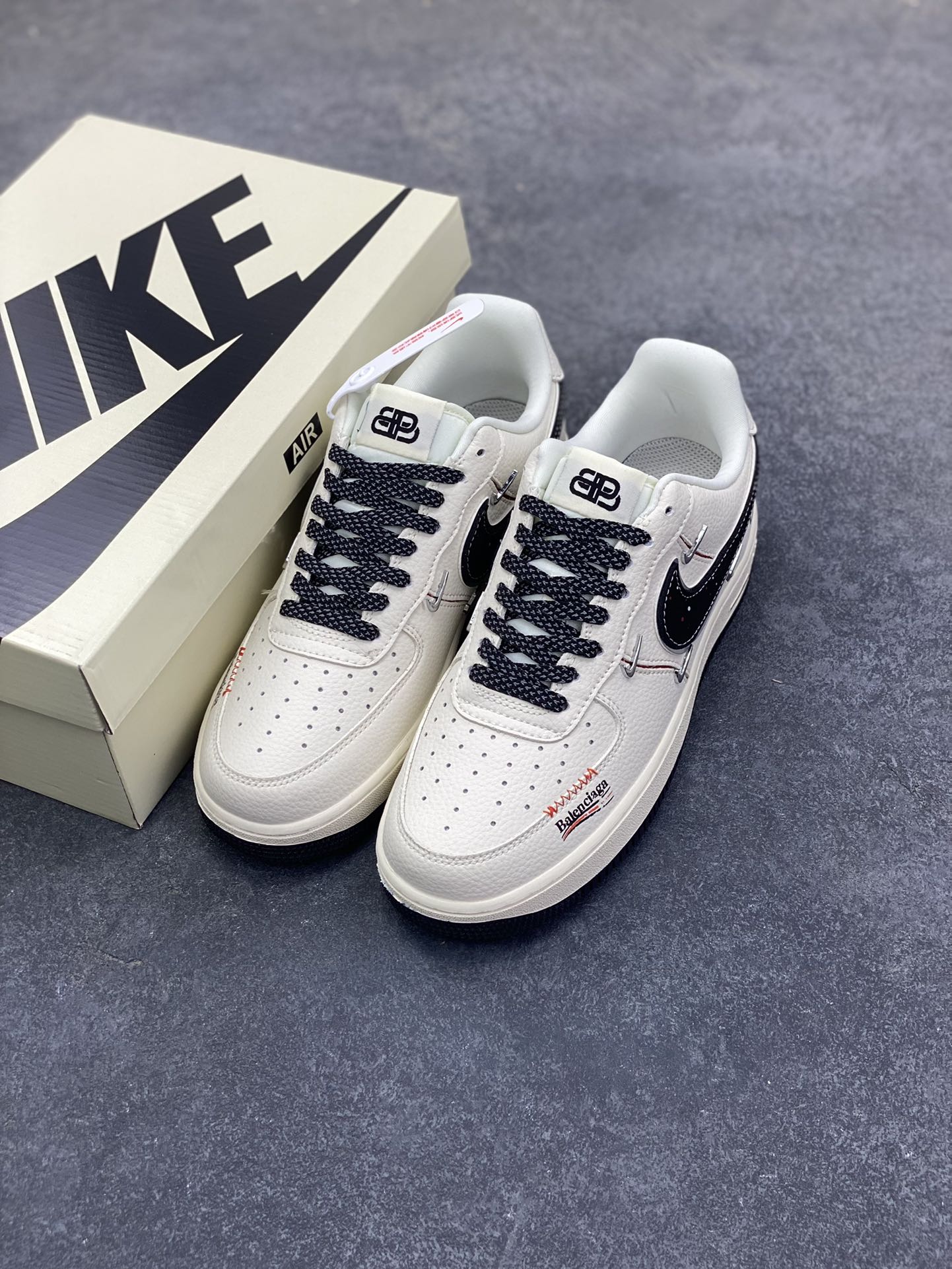 图片[8]-NIke Air Force 1 \’07 Low “巴黎世家联名——四银勾”空军一号 低帮 运动鞋 休闲鞋 折边针车 工艺难度大 原楦头原纸板 原装鞋盒 定制五金配件 内置全掌气垫 原厂鞋底 货号：DD1928-309 尺码：36 36.5 37.5 38 38.5 39 40 40.5 41 42 42.5 43 44 44.5 45-选品中心