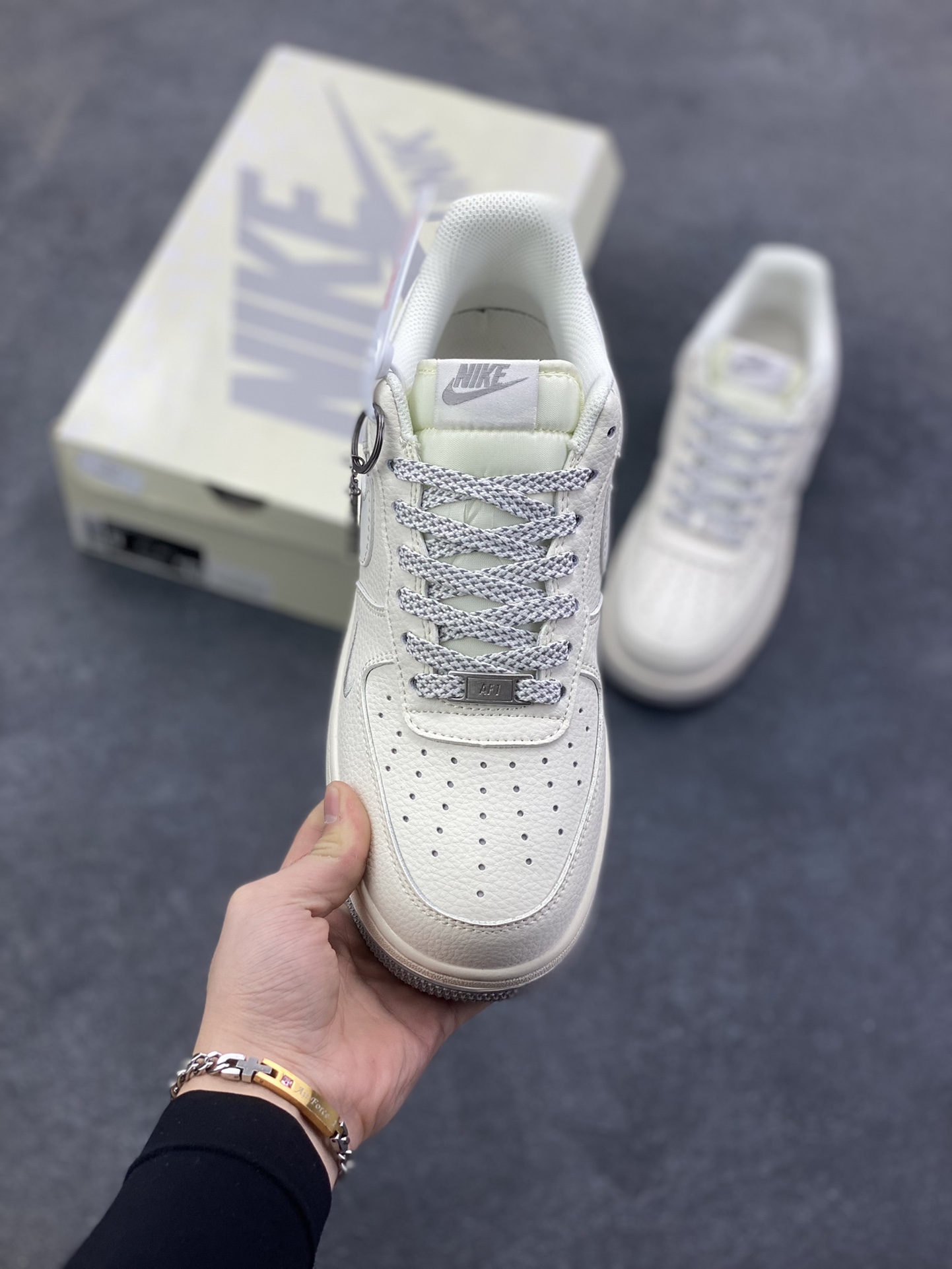 图片[2]-NIke Air Force 1 \’07 Low “NIKE——米灰满天星”空军一号 低帮 运动鞋 休闲鞋 折边针车 工艺难度大 原楦头原纸板 原装鞋盒 定制五金配件 内置全掌气垫 原厂鞋底 货号：XX3168-185 尺码：36 36.5 37.5 38 38.5 39 40 40.5 41 42 42.5 43 44 44.5 45-选品中心