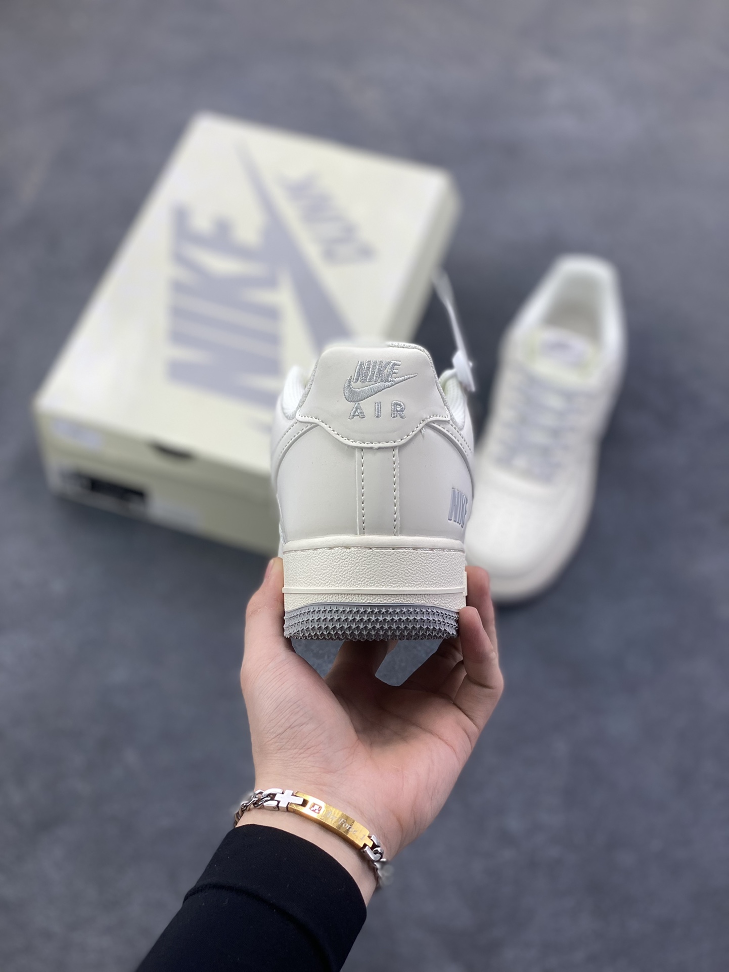 图片[4]-NIke Air Force 1 \’07 Low “NIKE——米灰满天星”空军一号 低帮 运动鞋 休闲鞋 折边针车 工艺难度大 原楦头原纸板 原装鞋盒 定制五金配件 内置全掌气垫 原厂鞋底 货号：XX3168-185 尺码：36 36.5 37.5 38 38.5 39 40 40.5 41 42 42.5 43 44 44.5 45-选品中心