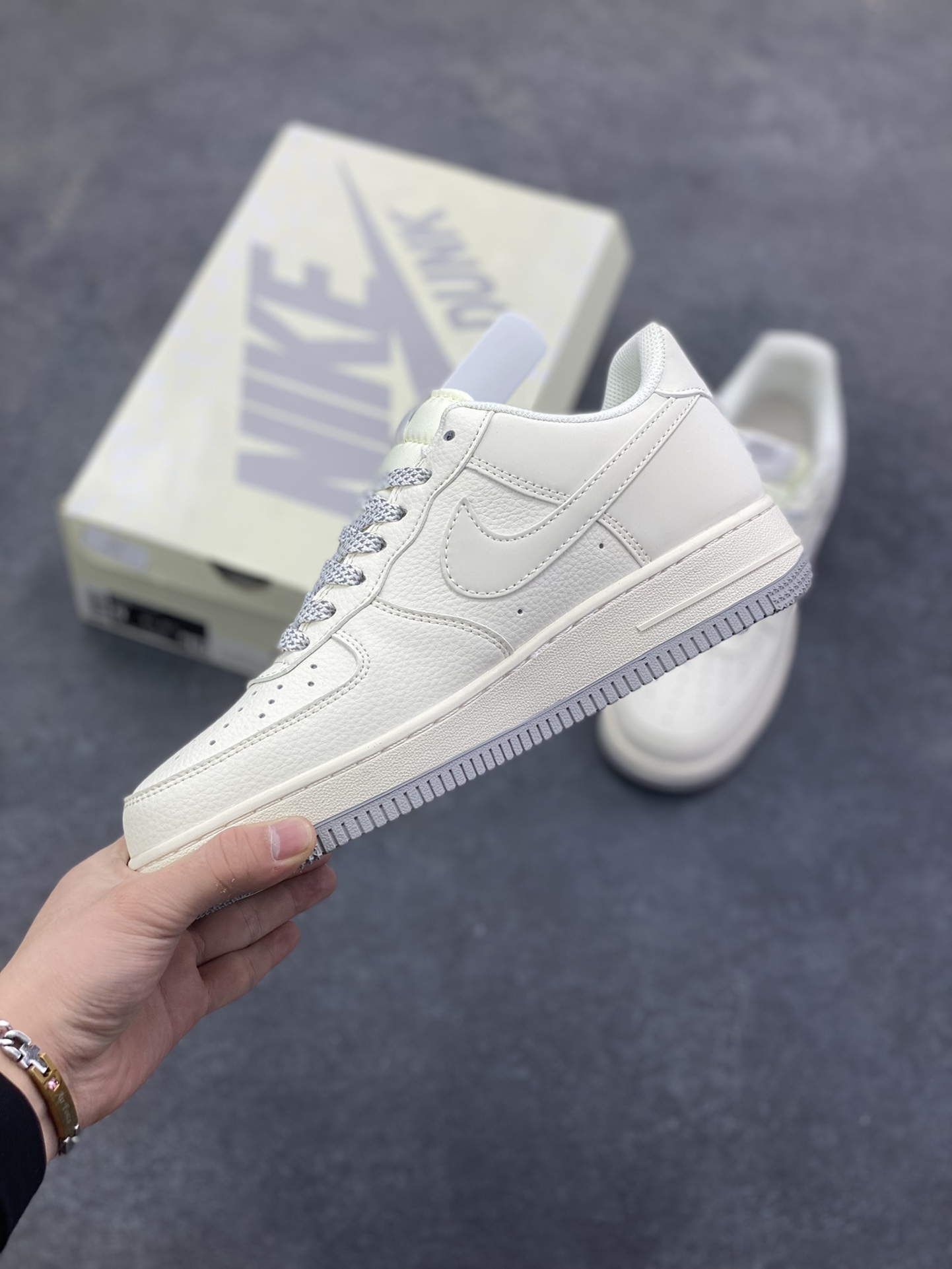 图片[3]-NIke Air Force 1 \’07 Low “NIKE——米灰满天星”空军一号 低帮 运动鞋 休闲鞋 折边针车 工艺难度大 原楦头原纸板 原装鞋盒 定制五金配件 内置全掌气垫 原厂鞋底 货号：XX3168-185 尺码：36 36.5 37.5 38 38.5 39 40 40.5 41 42 42.5 43 44 44.5 45-选品中心