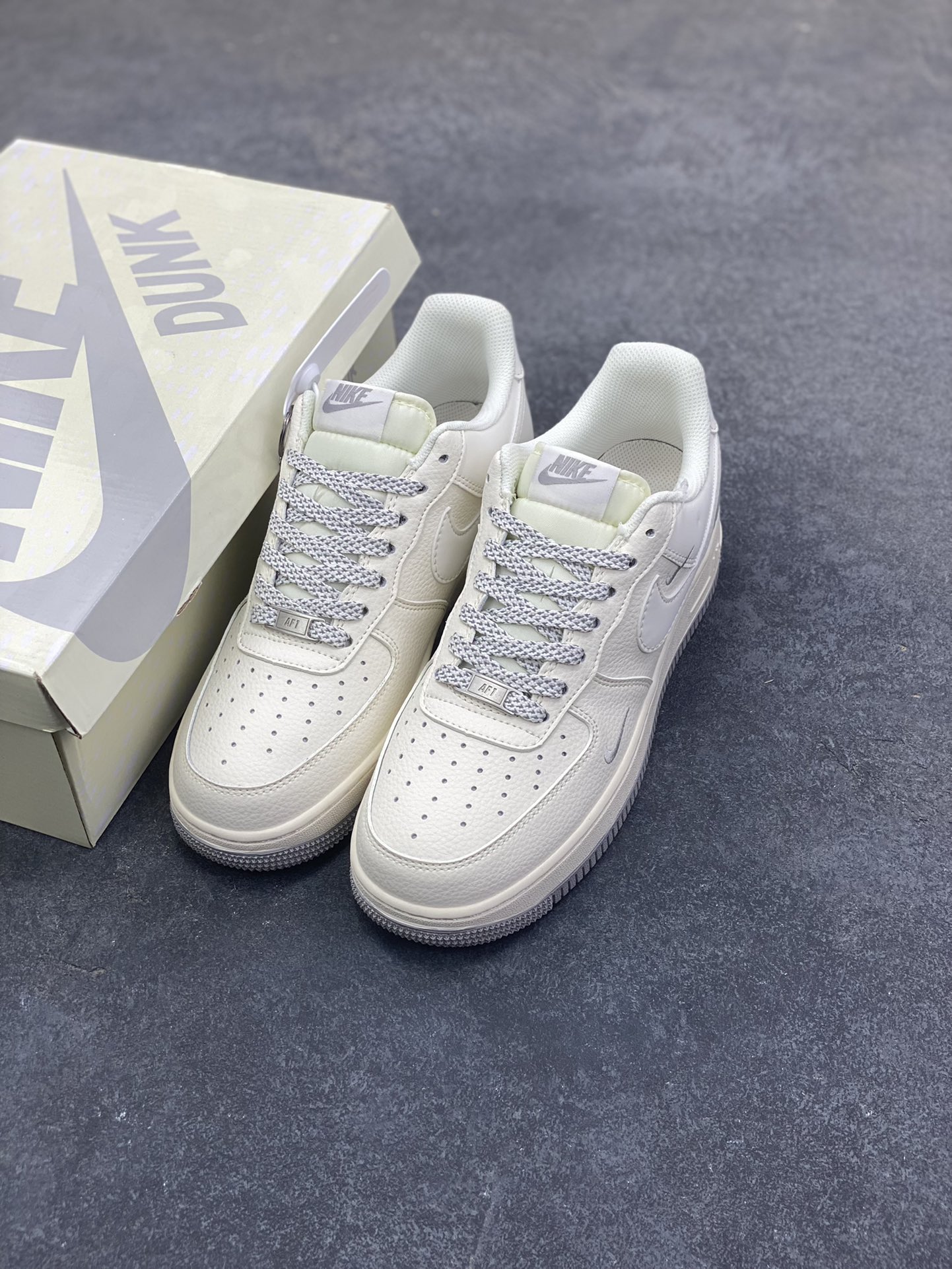 图片[8]-NIke Air Force 1 \’07 Low “NIKE——米灰满天星”空军一号 低帮 运动鞋 休闲鞋 折边针车 工艺难度大 原楦头原纸板 原装鞋盒 定制五金配件 内置全掌气垫 原厂鞋底 货号：XX3168-185 尺码：36 36.5 37.5 38 38.5 39 40 40.5 41 42 42.5 43 44 44.5 45-选品中心