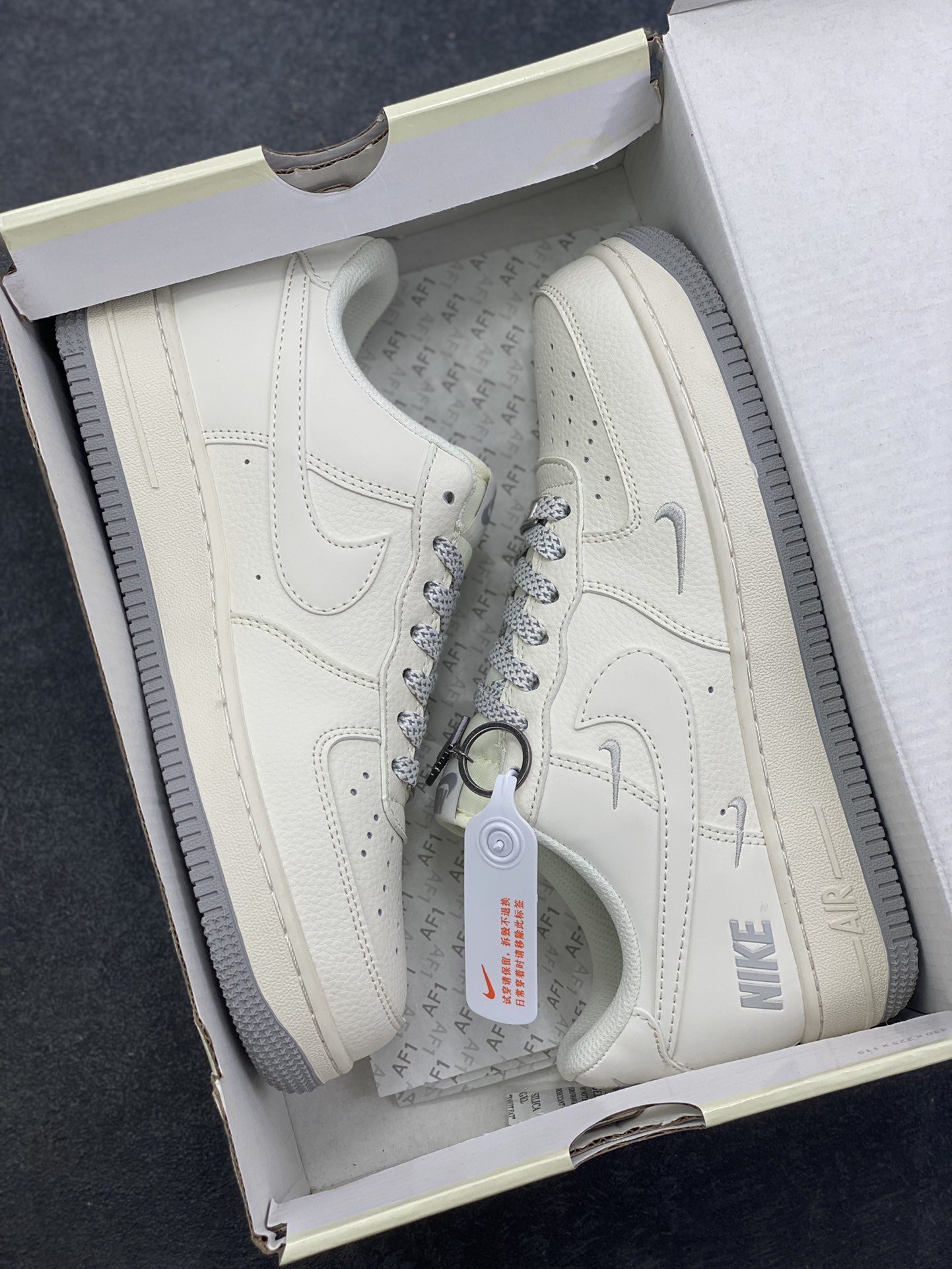 图片[9]-NIke Air Force 1 \’07 Low “NIKE——米灰满天星”空军一号 低帮 运动鞋 休闲鞋 折边针车 工艺难度大 原楦头原纸板 原装鞋盒 定制五金配件 内置全掌气垫 原厂鞋底 货号：XX3168-185 尺码：36 36.5 37.5 38 38.5 39 40 40.5 41 42 42.5 43 44 44.5 45-选品中心