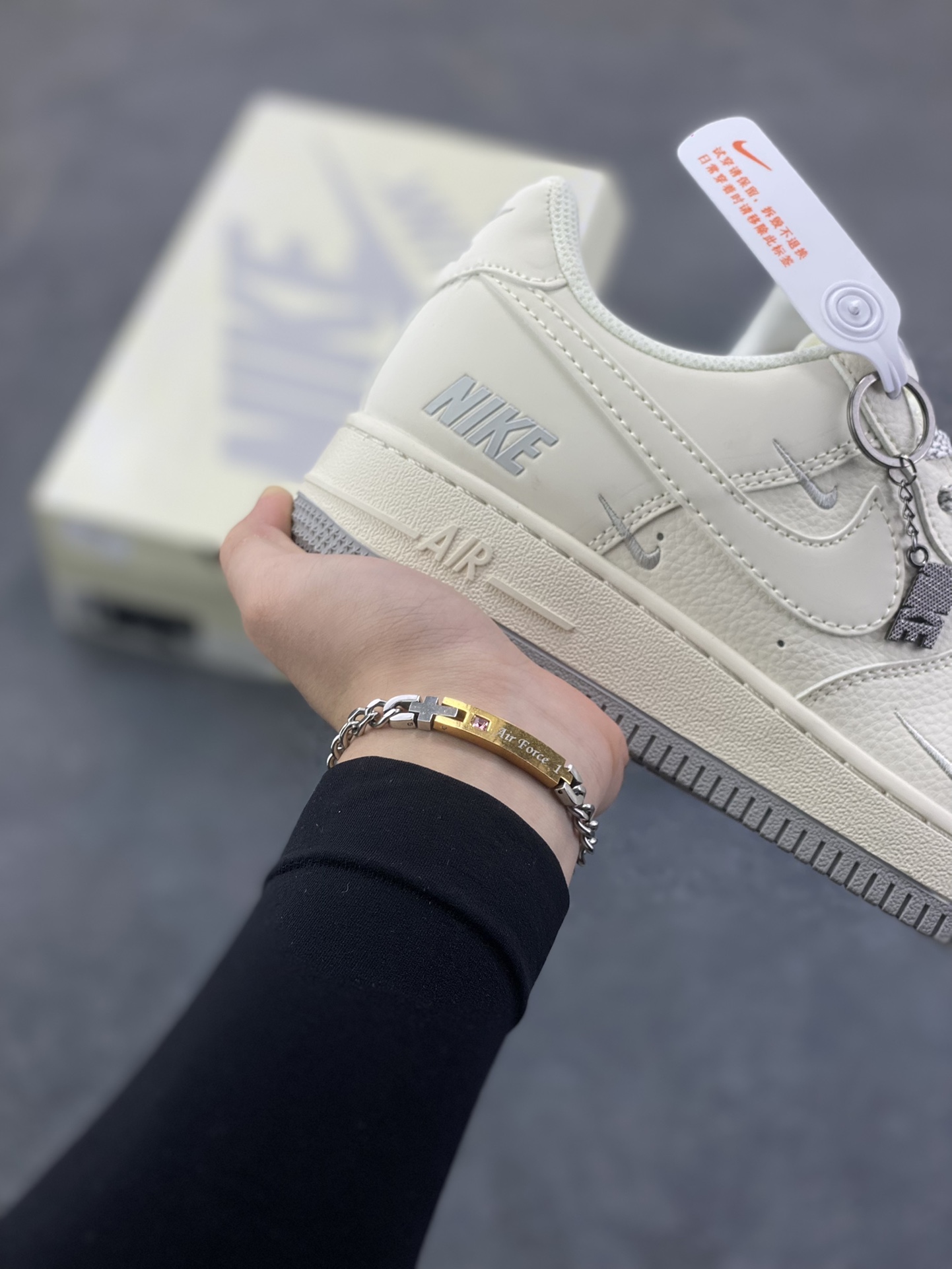 图片[6]-NIke Air Force 1 \’07 Low “NIKE——米灰满天星”空军一号 低帮 运动鞋 休闲鞋 折边针车 工艺难度大 原楦头原纸板 原装鞋盒 定制五金配件 内置全掌气垫 原厂鞋底 货号：XX3168-185 尺码：36 36.5 37.5 38 38.5 39 40 40.5 41 42 42.5 43 44 44.5 45-选品中心
