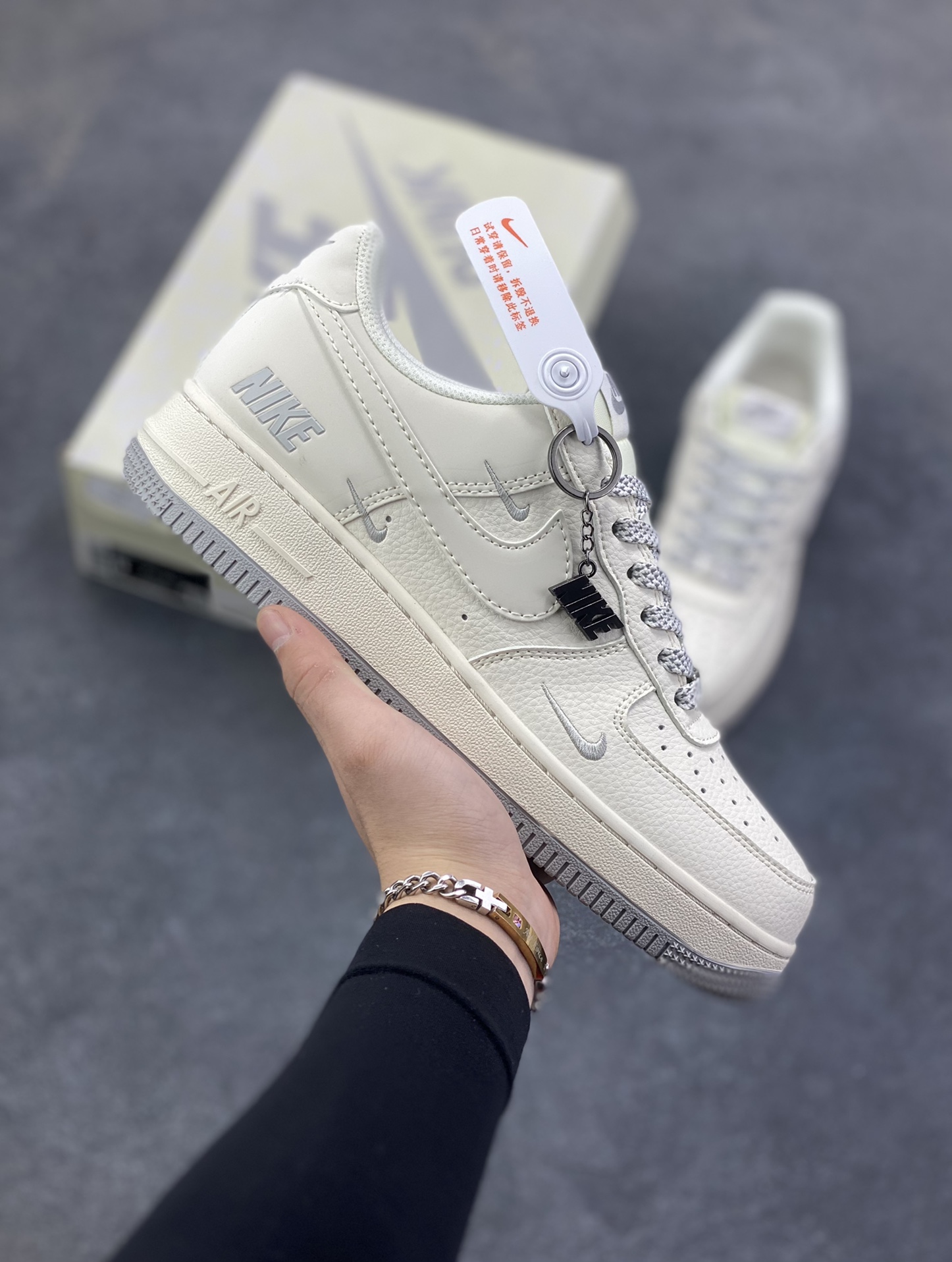 NIke Air Force 1 \’07 Low “NIKE——米灰满天星”空军一号 低帮 运动鞋 休闲鞋 折边针车 工艺难度大 原楦头原纸板 原装鞋盒 定制五金配件 内置全掌气垫 原厂鞋底 货号：XX3168-185 尺码：36 36.5 37.5 38 38.5 39 40 40.5 41 42 42.5 43 44 44.5 45-选品中心